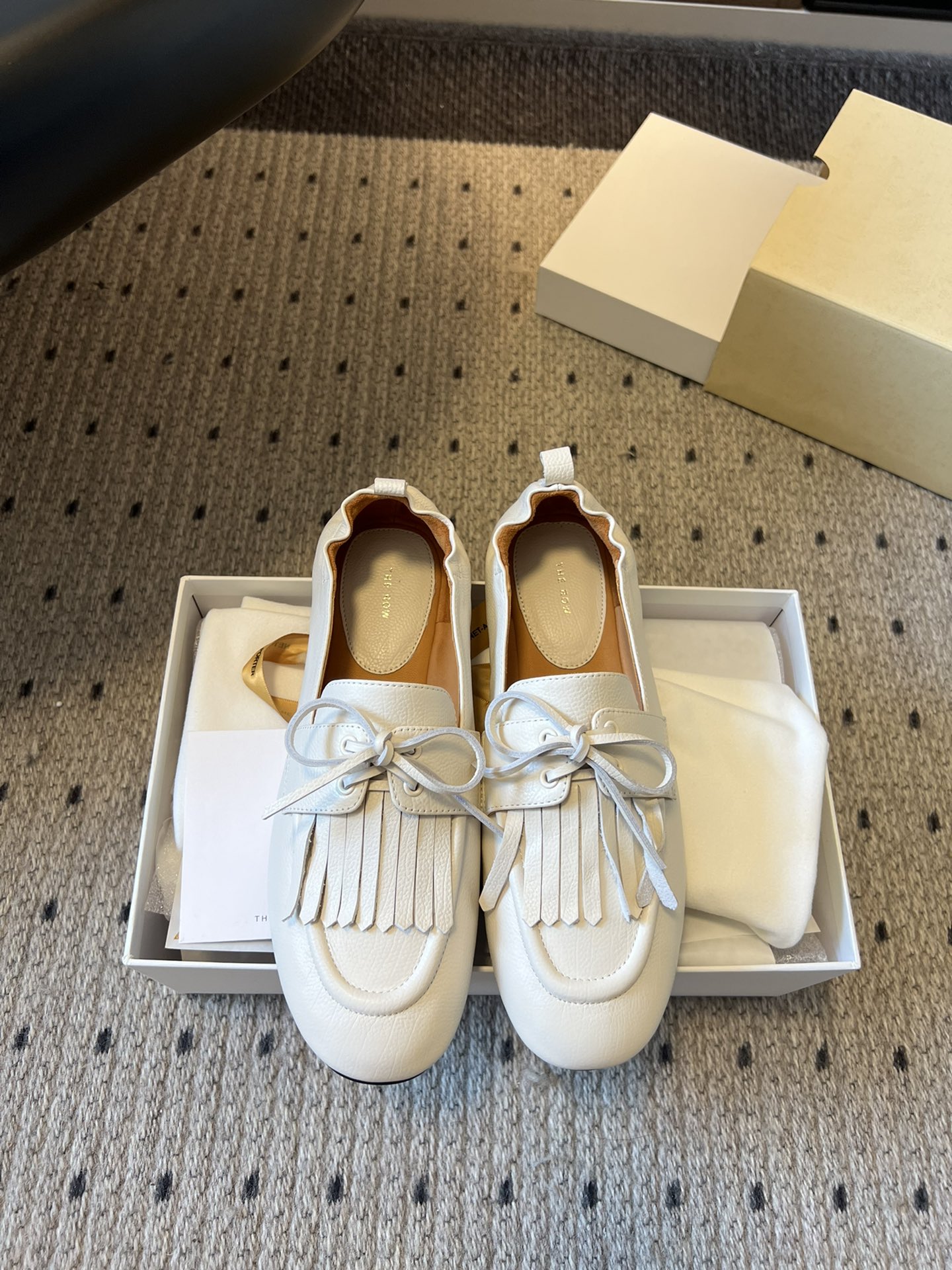 NO:462256,Purchase grade Dongguan factory high-quality The Ro* Bow-tie Loafers This is a brand that uses the best materials to make minimalist style. It has gained a large number of fans with great care. It is light, free and not heavy, soft and comfortable!  The classic commuter loafers~ It seems simple and the craftsmanship is not simple at all. The upper is hand-sewn with wrinkles, full and three-dimensional, not much or less, just right, the visual is very comfortable. The texture of the whole pair of shoes is natural and three-dimensional, round and loose, the key is very light, it is enjoyable to wear it, and it looks good with any clothes!  Imported upper fetal cattle inner fetal cattle velvet sole Italian leather outsole Size35-40 (40 customized non-return), loafers, loafers, Leather soles19860909代购级 莞厂高品质The Ro* 蝴蝶结一脚蹬乐福鞋 这是一个用最好的材质来制作极简风的品牌,非常用心的工艺收获了一大波粉丝,轻盈自在不厚重,柔软舒适！ 经典通勤的乐福鞋～看似简约工艺确一点也不简单,鞋面手工缝制褶皱,饱满立体,不多不少刚刚好,视觉及其舒服,整双鞋子天然生成的纹理自然而又立体,圆润宽松,关键很轻,上脚是享受,搭配任何衣服都好看！ 鞋面进口胎牛 内里胎牛绒 鞋底意大利真皮大底 Size35-40（40 订做不退换）,乐福鞋,loafers,Leather soles,Women's Shoes