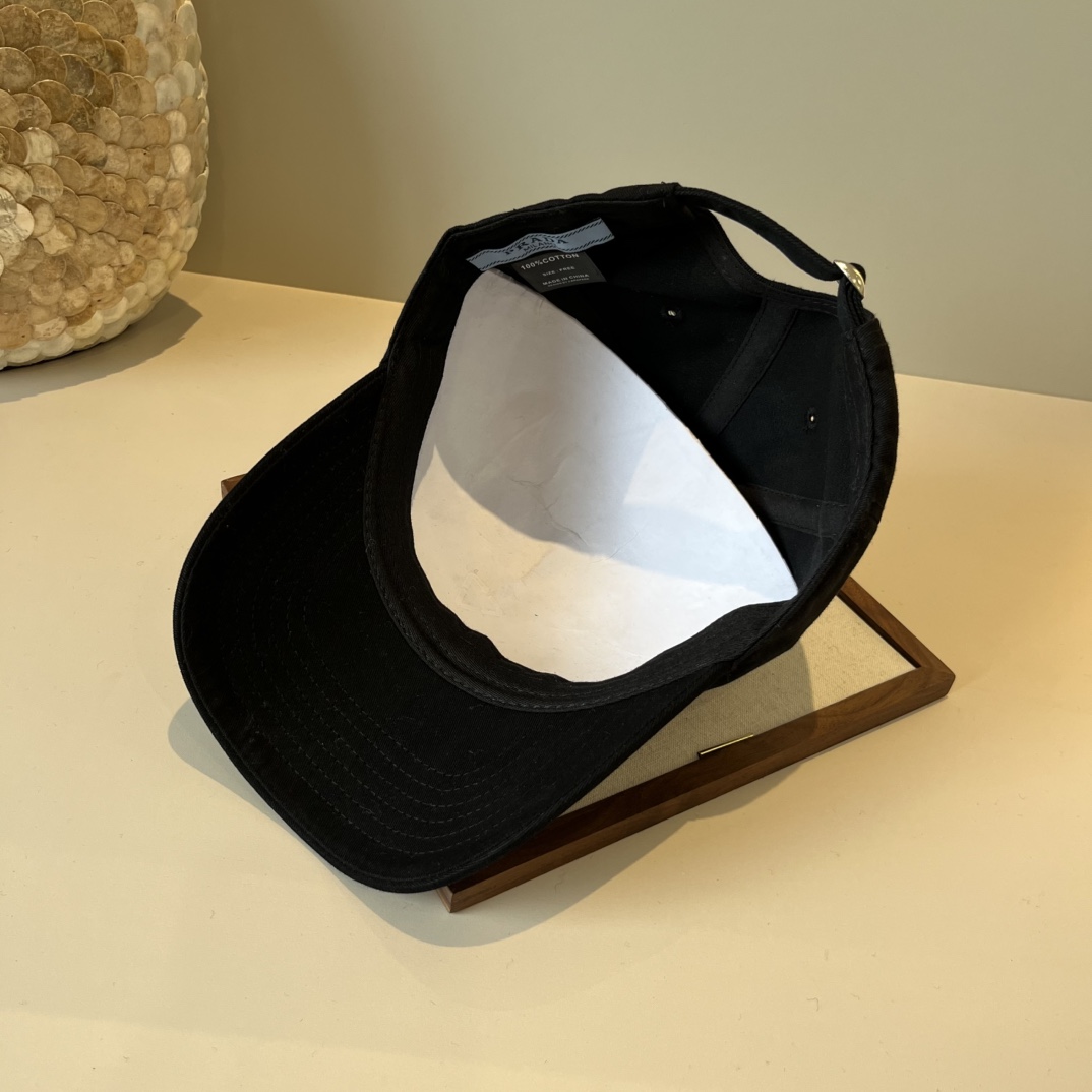 🆕

普拉达新款鸭舌帽 头围57cm