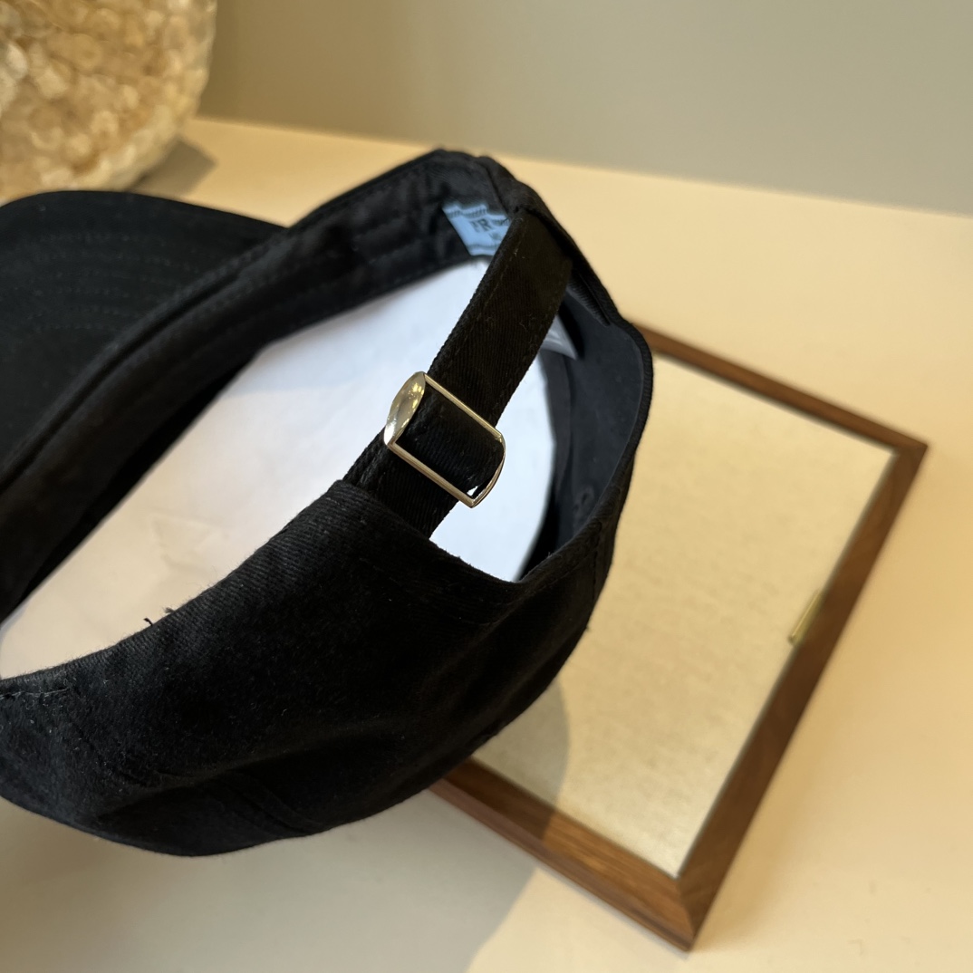 🆕

普拉达新款鸭舌帽 头围57cm