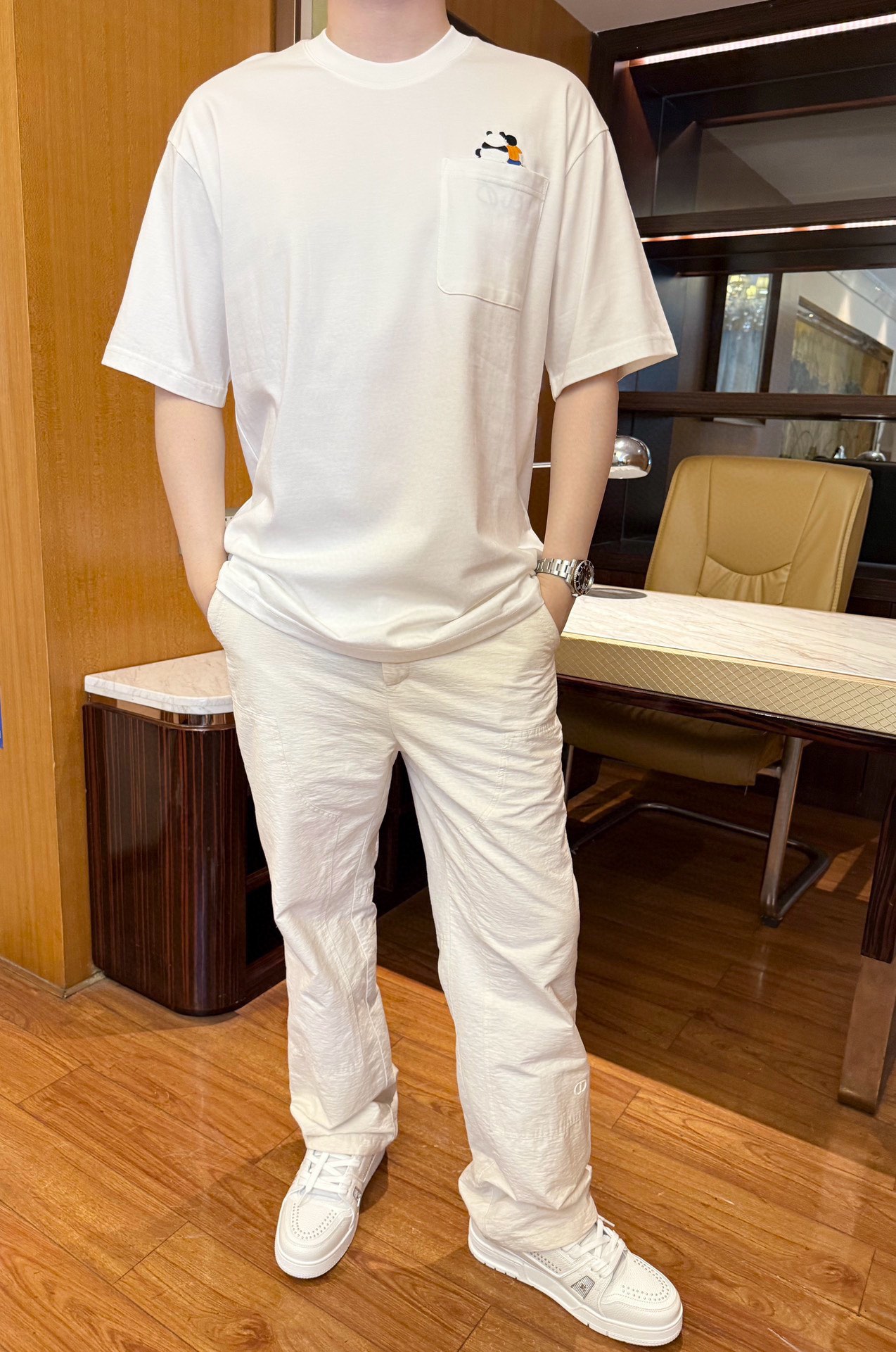 NO:505162,Luo Yiwei - the latest hot T-shirt shipment in 2025, hot-selling items in Europe and the United States!  Selected Italian imported fine cotton fabrics with the latest designs, the unique brand embroidery on the chest highlights the fashion, and the upper body effect can be seen. Number of codes 48-56 (model 180/wear 48, with Hong Kong Lane Crawford gift box packaging), loewe,tees, t-shirt, alexander wang19860909罗意威-2025最新爆款T恤出货 欧美热销单品！精选意大利进口精棉面料搭配最新的设计,胸前的独特品牌刺绣彰显时尚 上身效果看得见.码数48-56（模特180/穿48,配香港连卡佛礼盒包装）,,loewe,tees，t-shirt,alexander wang,Men's clothing