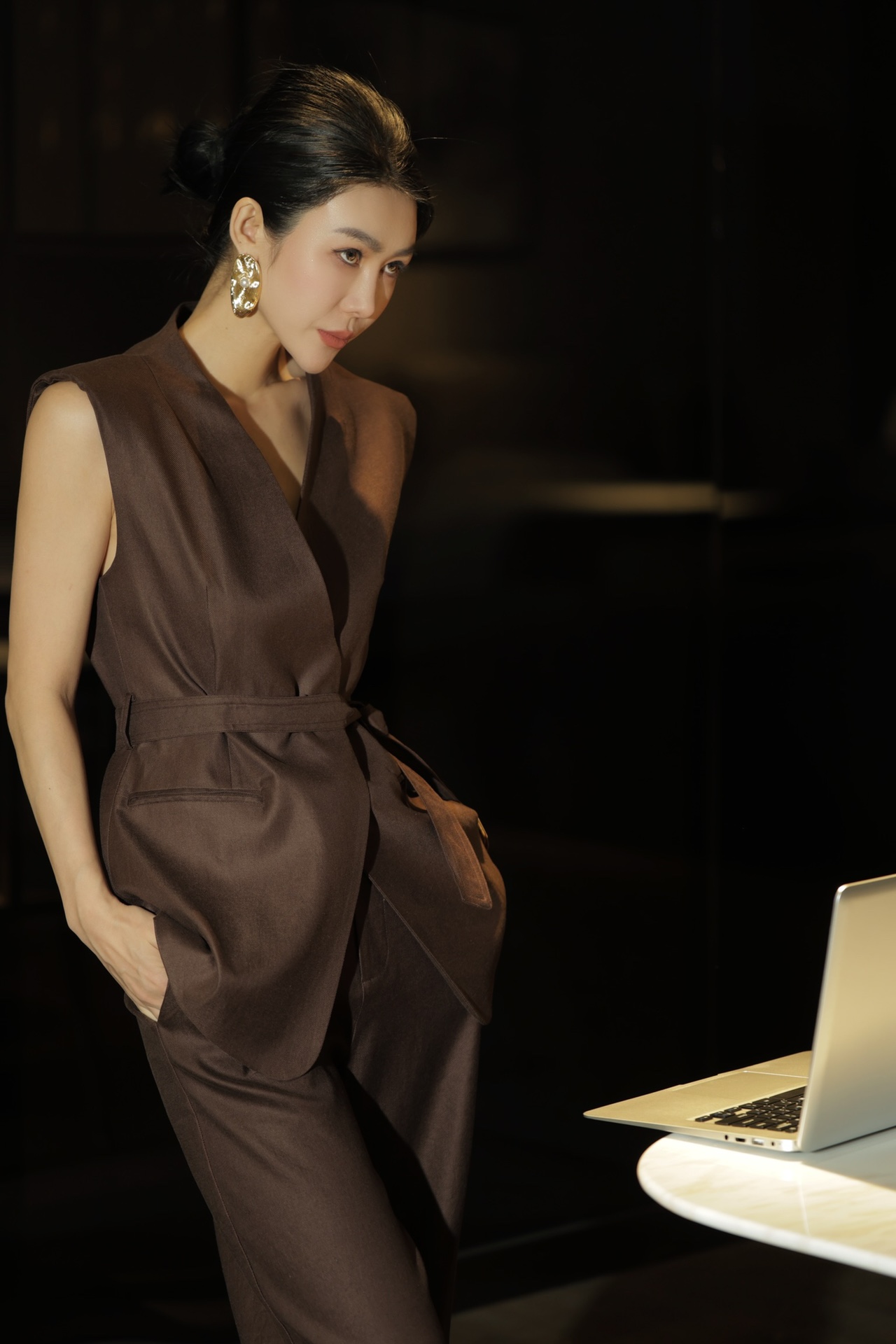 “High-End Women’s Suit: B.C. Packaged Bad-Ass Horsejacket with Airy Sister Undershirts” - 图片 5