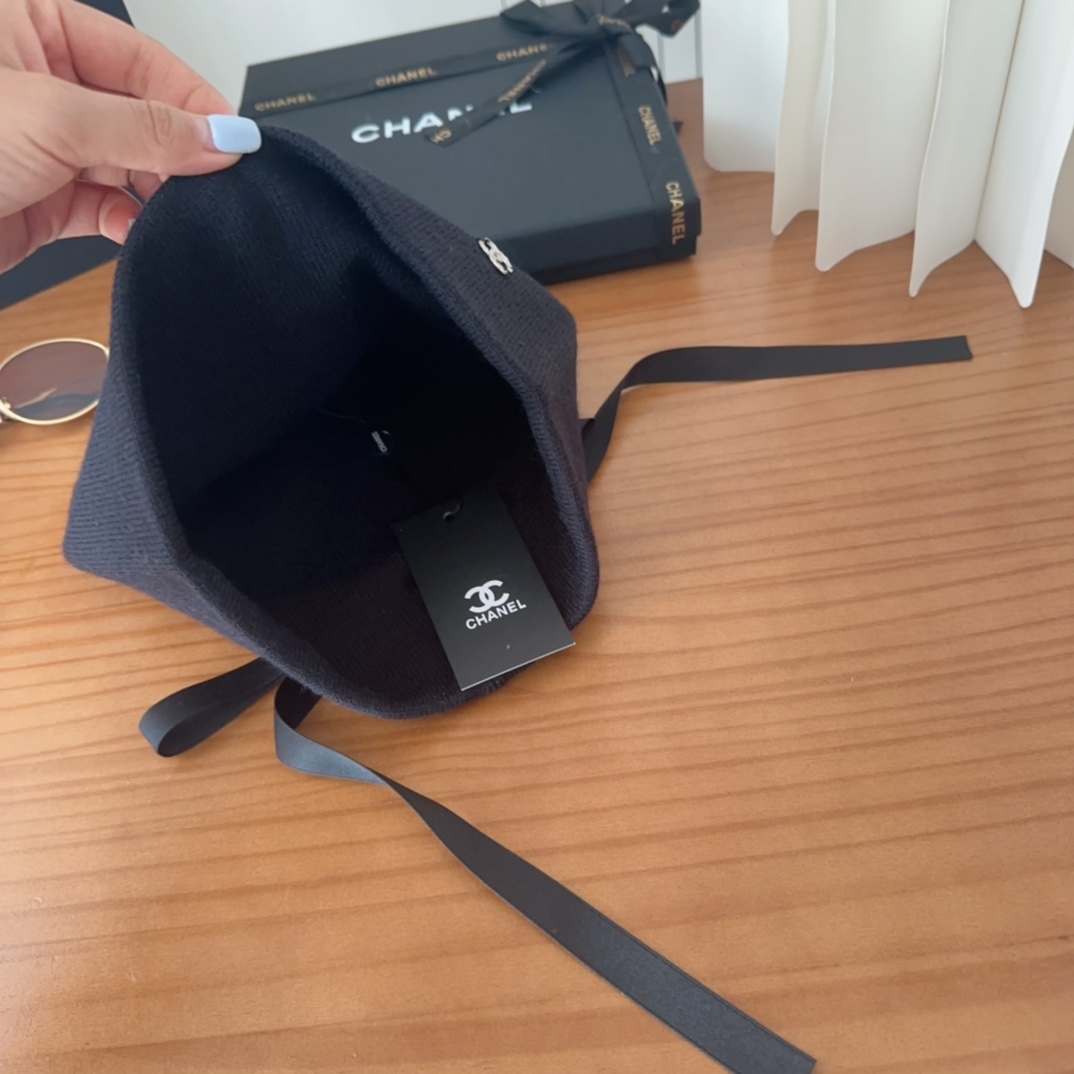 

香奈儿官网发布，CHANEL 小香爆款针织帽！小红书新品发布，太🉑️了，高弹面料 经典色系，男女同款