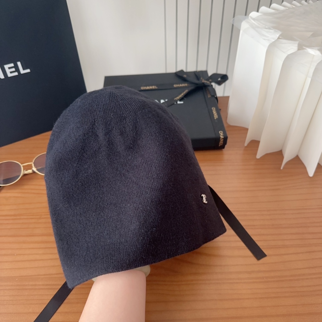 

香奈儿官网发布，CHANEL 小香爆款针织帽！小红书新品发布，太🉑️了，高弹面料 经典色系，男女同款
