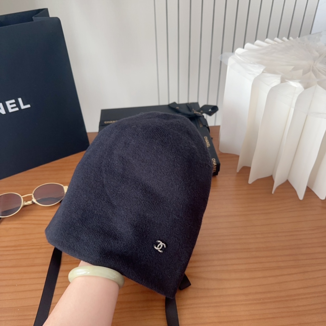

香奈儿官网发布，CHANEL 小香爆款针织帽！小红书新品发布，太🉑️了，高弹面料 经典色系，男女同款
