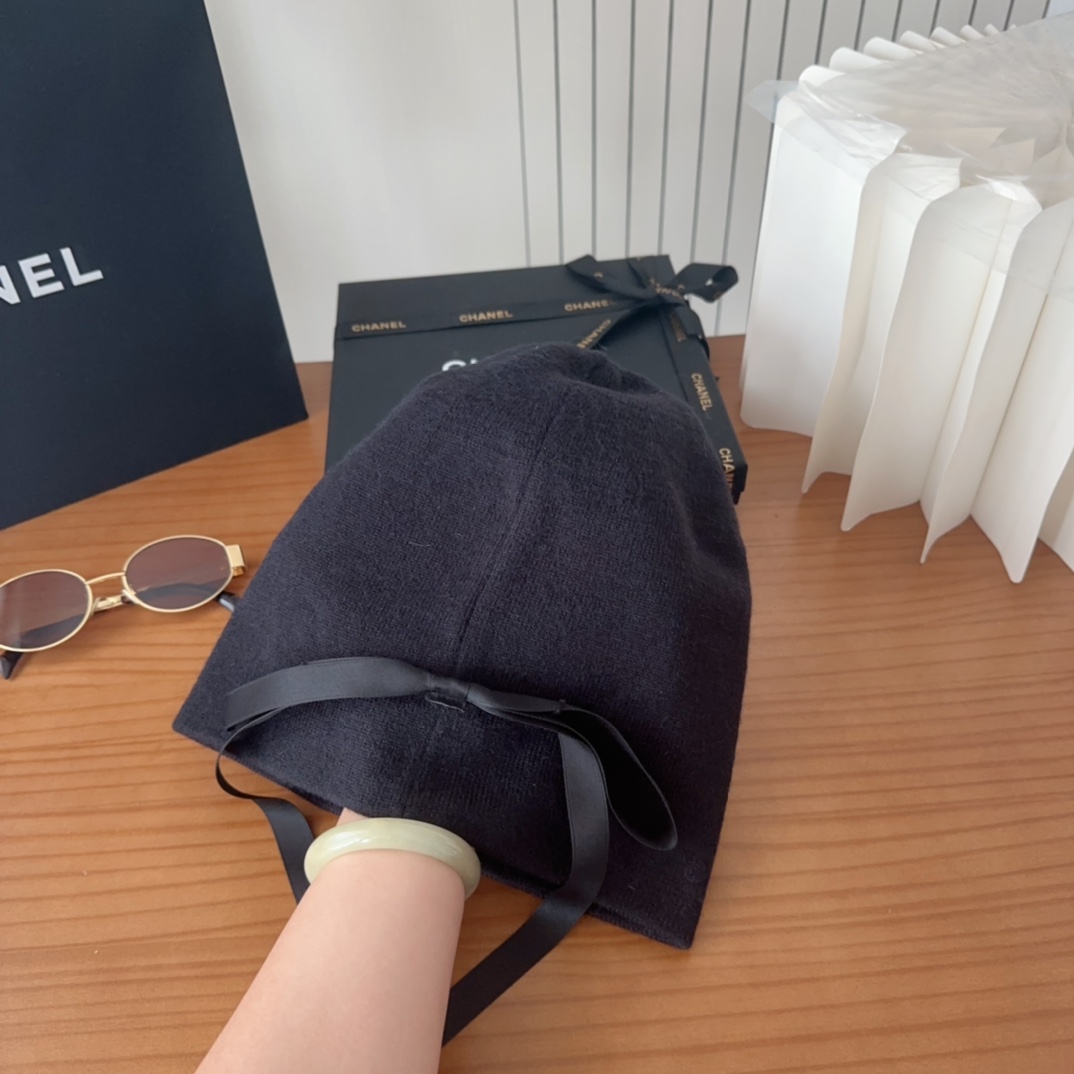 

香奈儿官网发布，CHANEL 小香爆款针织帽！小红书新品发布，太🉑️了，高弹面料 经典色系，男女同款