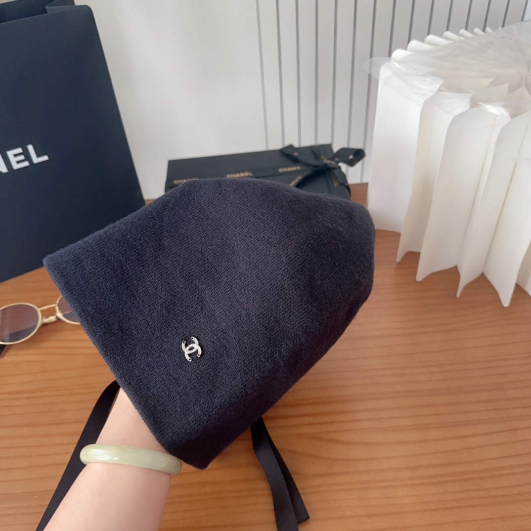

香奈儿官网发布，CHANEL 小香爆款针织帽！小红书新品发布，太🉑️了，高弹面料 经典色系，男女同款