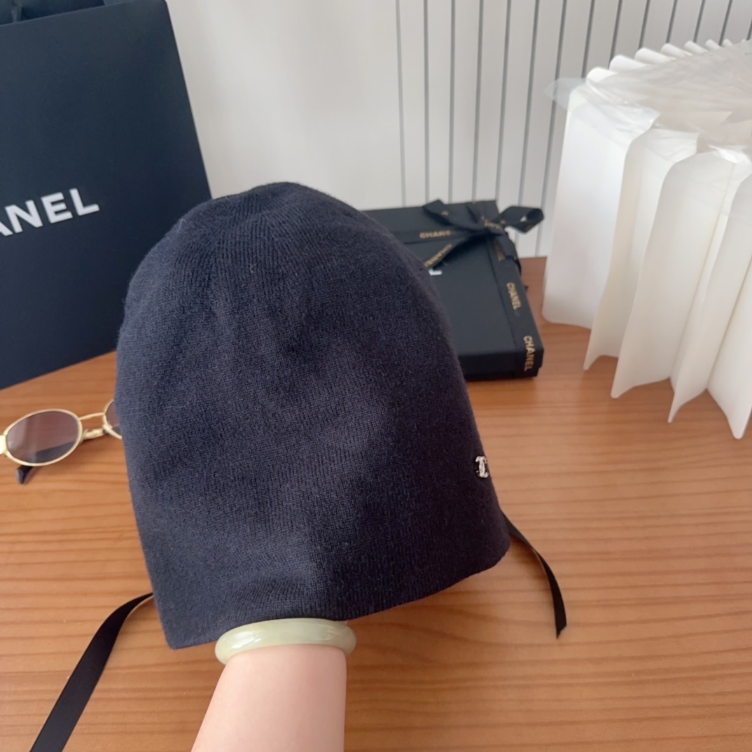 

香奈儿官网发布，CHANEL 小香爆款针织帽！小红书新品发布，太🉑️了，高弹面料 经典色系，男女同款