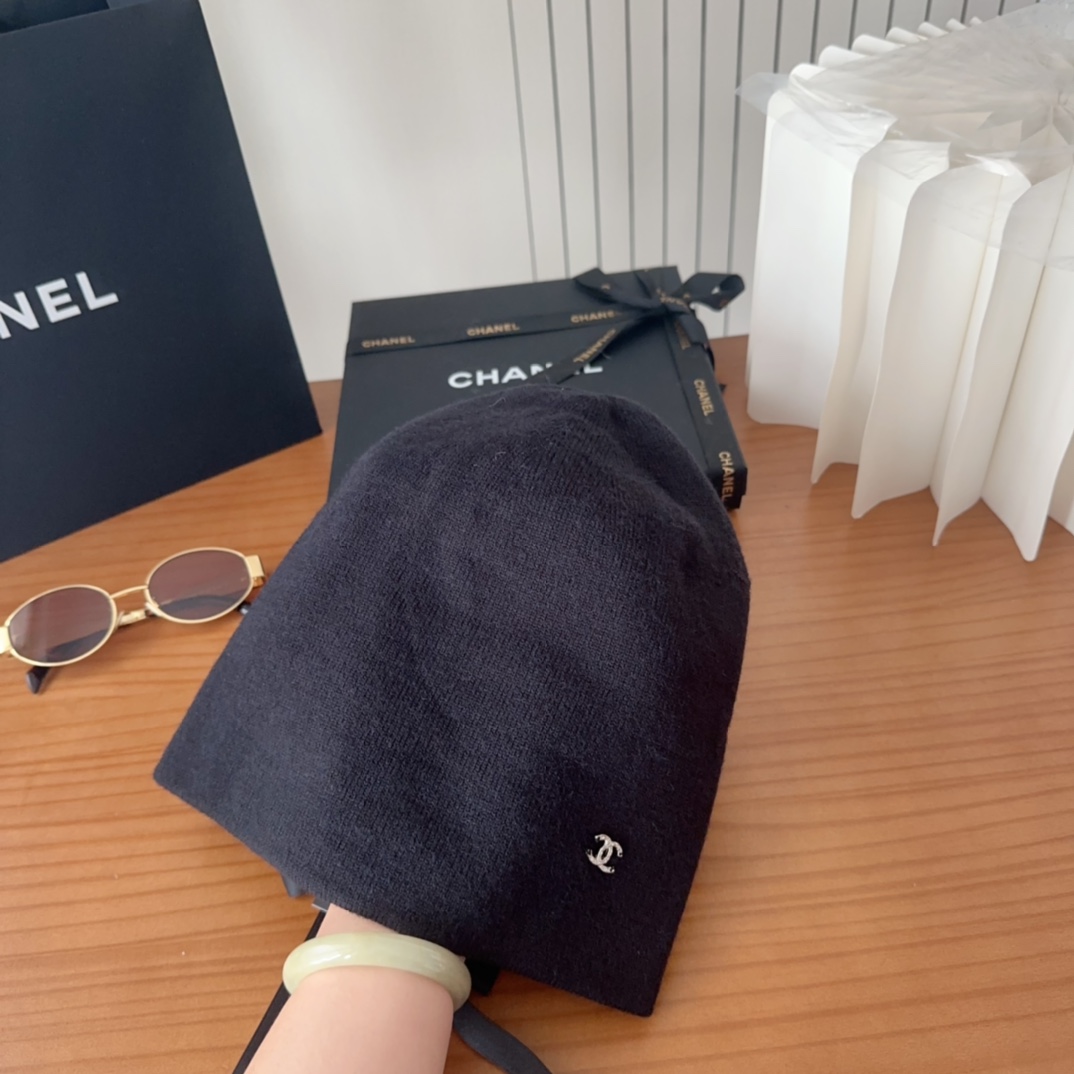 

香奈儿官网发布，CHANEL 小香爆款针织帽！小红书新品发布，太🉑️了，高弹面料 经典色系，男女同款