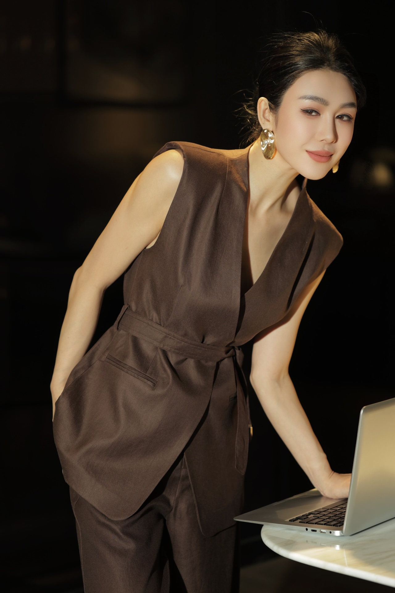 “High-End Women’s Suit: B.C. Packaged Bad-Ass Horsejacket with Airy Sister Undershirts” - 图片 1
