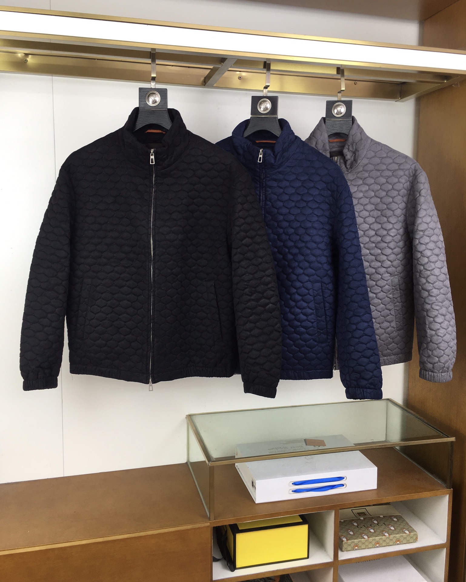 NO:517994,New jacket [LP] Lp official website, the same Longlin texture design item, complete with three specifications!  2025 early autumn new men's jacket, fashionable and casual high-end version!  Customized fabrics for counters are breathable and comfortable, with impeccable details, and the brand element design concept reflects high quality. The feel is delicate and soft!  It is casually cut, with a great upper body style!  Code number M-3Xl, loro piana, jackets & coats, alexander wang19860909新品外套【LP】 Lp 官网同款龙麟纹理设计单品,三标齐全！2025早秋新款男士外套,时尚休闲高端版本！专柜定制面料 透气舒适度高,细节无可挑剔,品牌元素设计理念,体现高品质.手感细腻柔软！呈现休闲裁剪,上身版型超赞！码数M-3Xl,,loro piana,jackets & coats,alexander wang,Men's clothing