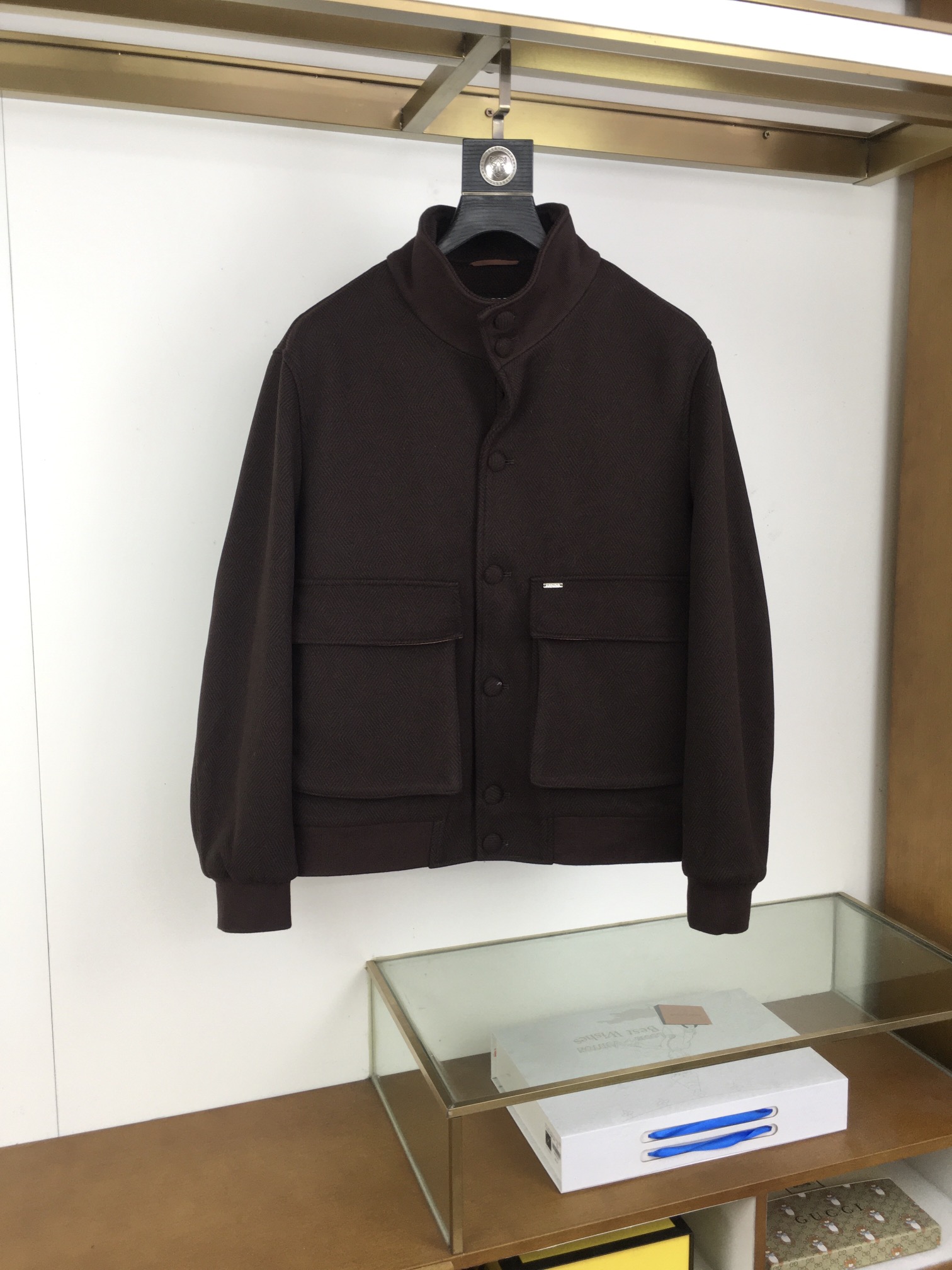 NO:517992,New jacket [LP] High-version 2025 autumn and winter new men's business casual wool jacket, fabrics and accessories are all supplied by customers, made of fixed weaving and dyeing, the touch is extremely soft and delicate, the details are exquisite and exquisite, and the auxiliary materials are all supplied by customers, the placket zipper shape is also a classic inheritance, geometric aesthetic pocket design, fine workmanship is demonstrated everywhere, the lining is made of quilting, the edge wrapping and threading are neat and perfect, and the unique limited main marking demonstrates craftsmanship everywhere!  The cutting technology is excellent, conforms to the rigorous ergonomic design, the upper body is capable and stylish, the classic lapel design, the style is both solemn and harmonious, and it is extremely practical. It is the first choice for urban elite men. It can be perfectly controlled in business commuting, official law, and leisure trendy occasions, both elegance and demeanor!  Color black Beige Brown Size M-3XL, loro piano, jackets & coats,alexander wang19860909新品外套【LP】高版本 2025秋冬新款男士商务休闲毛呢外套,面料与辅料皆为客供,定织定染而成,触感极为柔软细腻,细节精湛考究,辅料皆为客供,门襟拉链造型亦属于经典传承,几何美学口袋设计,做工精细处处彰显大师级工艺,内衬运用绗缝工艺打造,包边及走线工整完美,独特的限定主标唛,处处皆彰显出匠心之作！裁剪技术精良,符合严谨的人体工程学设计,上身干练且型款十足,经典翻领设计,亦庄亦谐的风格,实穿性极强,都市精英男士首选,商务通勤、公务律政、出街休闲潮搭等场合皆可完美驾驭,优雅与风度兼备！ 颜色黑色 米色 棕色 尺码 M-3XL,,loro piana,jackets & coats,alexander wang,Men's clothing