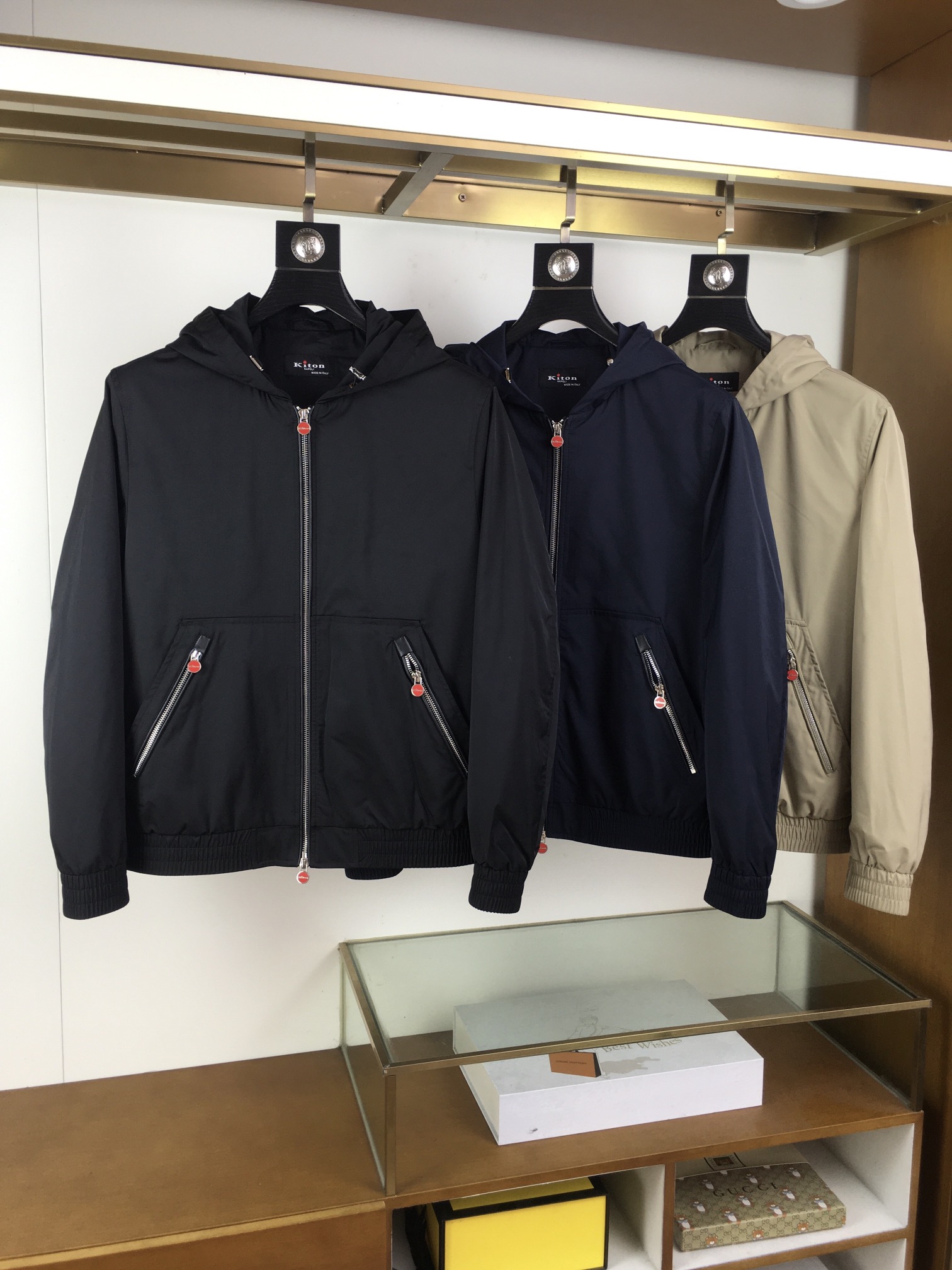 NO:517996,New counter product [Kiton] 2025 autumn and winter new model official website high-end original OEM production official classic ace single product! The latest demonstration style of many celebrities! ! The new season is full of modernity and technology, combining fashion aesthetics with outdoor elements, a single item with a very design sense is unique, abandoning traditional design concepts and creating a new visual experience. Full of technology and function, the customized brand zipper is a soul-style embellishment! The environmental protection concept of customer-supplied windproof and waterproof fabrics has always pursued. The fabric has excellent warmth characteristics, very delicate touch, and excellent breathability! Excellent equipment in the transition season, with strong practical wearability and strong shaping properties, significant upper body effect, showing the vitality of urban upstarts. It is an extremely outstanding model in the dressing season, suitable for street style and outdoor sports and leisure. M-3xL,,alexander wang19860909专柜新品【Kiton】 2025年秋冬新款 官网 高端原厂代工出品 官方经典王牌单品！最新 多明星穿搭示范款！！ 新一季充满现代感与科技感,将时装美学与户外元素混搭结合,极具设计感的一款单品,别具一格,摒除了传统的设计理念,塑造出全新的视觉体验 充满科技感和机能感,定制品牌拉链属于灵魂式点缀！ 客供防风防水面料一贯追求的环保理念,面料具备优良保暖特质,触感非常细腻,透气性亦极佳！ 属于过渡季优秀的装备,实穿性极强,塑造性极强,上身效果显著,尽显都市新贵活力色彩,在穿搭季属于极为出色的一款,出街造型、户外运动休闲皆宜 M-3xL,,alexander wang,Men's clothing