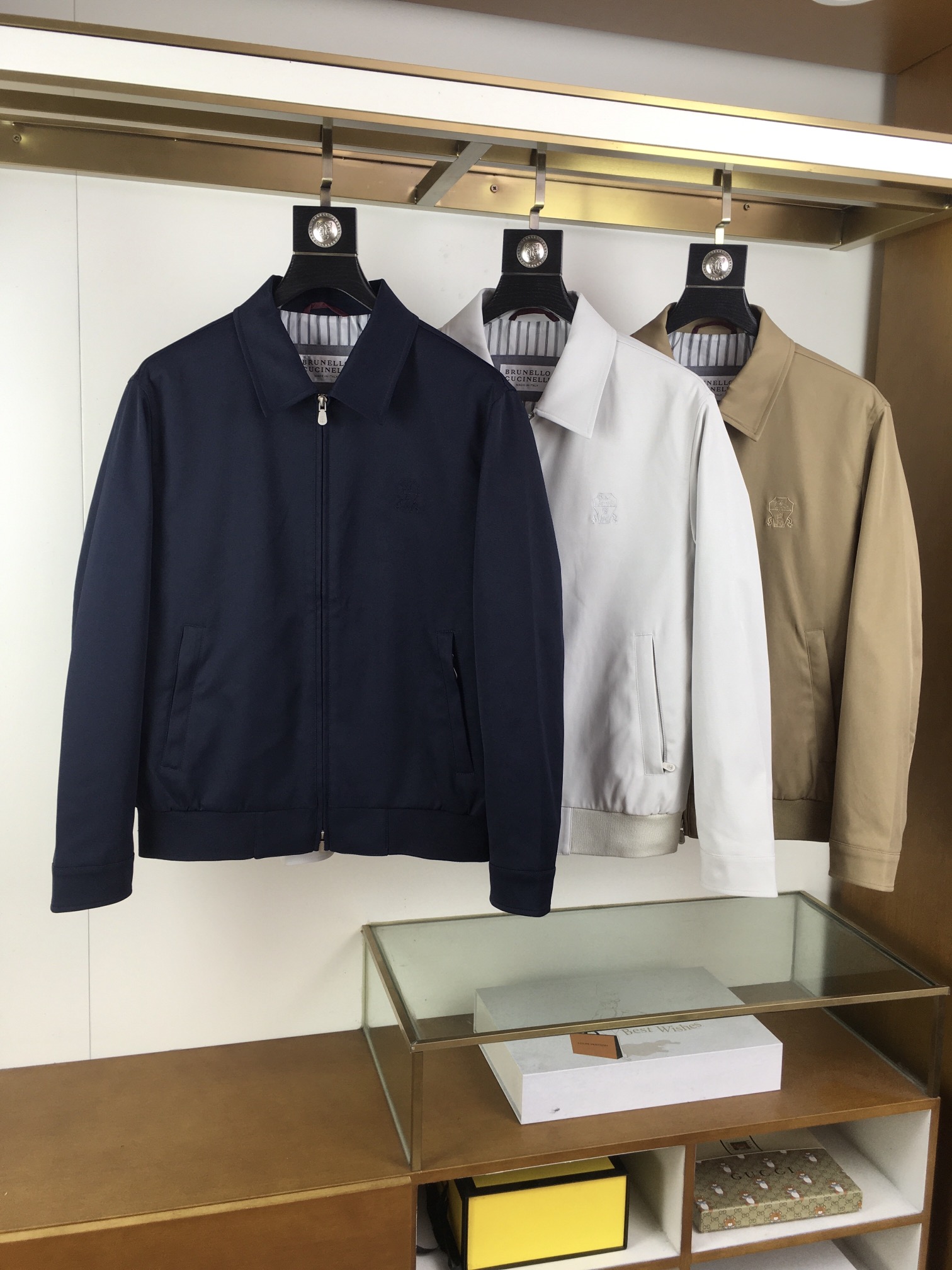 NO:518000,New jacket [BC] Lp official website same style, complete with three standards!  2025 early autumn new men's jacket, fashionable and casual high-end version!  Customized fabrics for counters are breathable and comfortable, with impeccable details, and the brand element design concept reflects high quality. The feel is delicate and soft!  It is casually cut, with a great upper body style!  Code number M-3Xl, loro piana, jackets & coats, alexander wang19860909新品外套【BC】 Lp 官网同款,三标齐全！2025早秋新款男士外套,时尚休闲高端版本！专柜定制面料 透气舒适度高,细节无可挑剔,品牌元素设计理念,体现高品质.手感细腻柔软！呈现休闲裁剪,上身版型超赞！码数M-3Xl,,loro piana,jackets & coats,alexander wang,Men's clothing