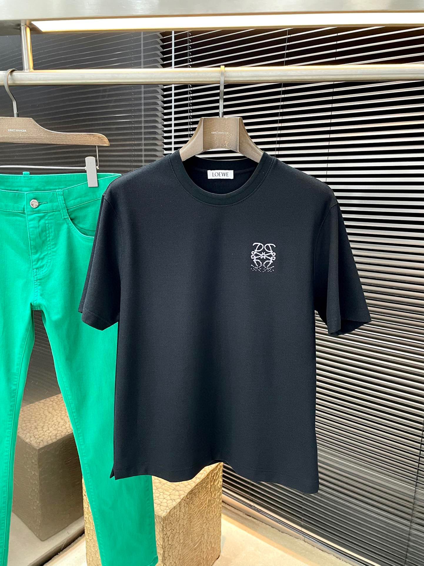 NO:506724,P Loewe series VIP high-end customization, new short-sleeved spring and summer style, versatile style, anyone can easily control the fabric, high-quality first-class mulberry silk fabric, the fabric feels soft, the upper body is comfortable and soft. The simple style is very classy, ​​simple and unique, the style is very exquisite, the cut is very exquisite, showing the aura, and it will highlight the exquisiteness of business men!  Size M-3XL, loewe,loewe,T-shirt,alexander wang19860909P  Loewe（罗意威）系列 VIP高级定制 春夏季新款短袖 百搭款式 任何人都可以轻松驾驭 面料全订制 高定一等品桑蚕丝面料 面料手感柔软,上身舒适柔软 简约的款式非常显档次,简约个性时尚,版型剪裁非常精致,显气场,又会凸显商务男士的精致！尺码 M-3XL,,loewe,loewe,T-shirt,alexander wang,Men's clothing