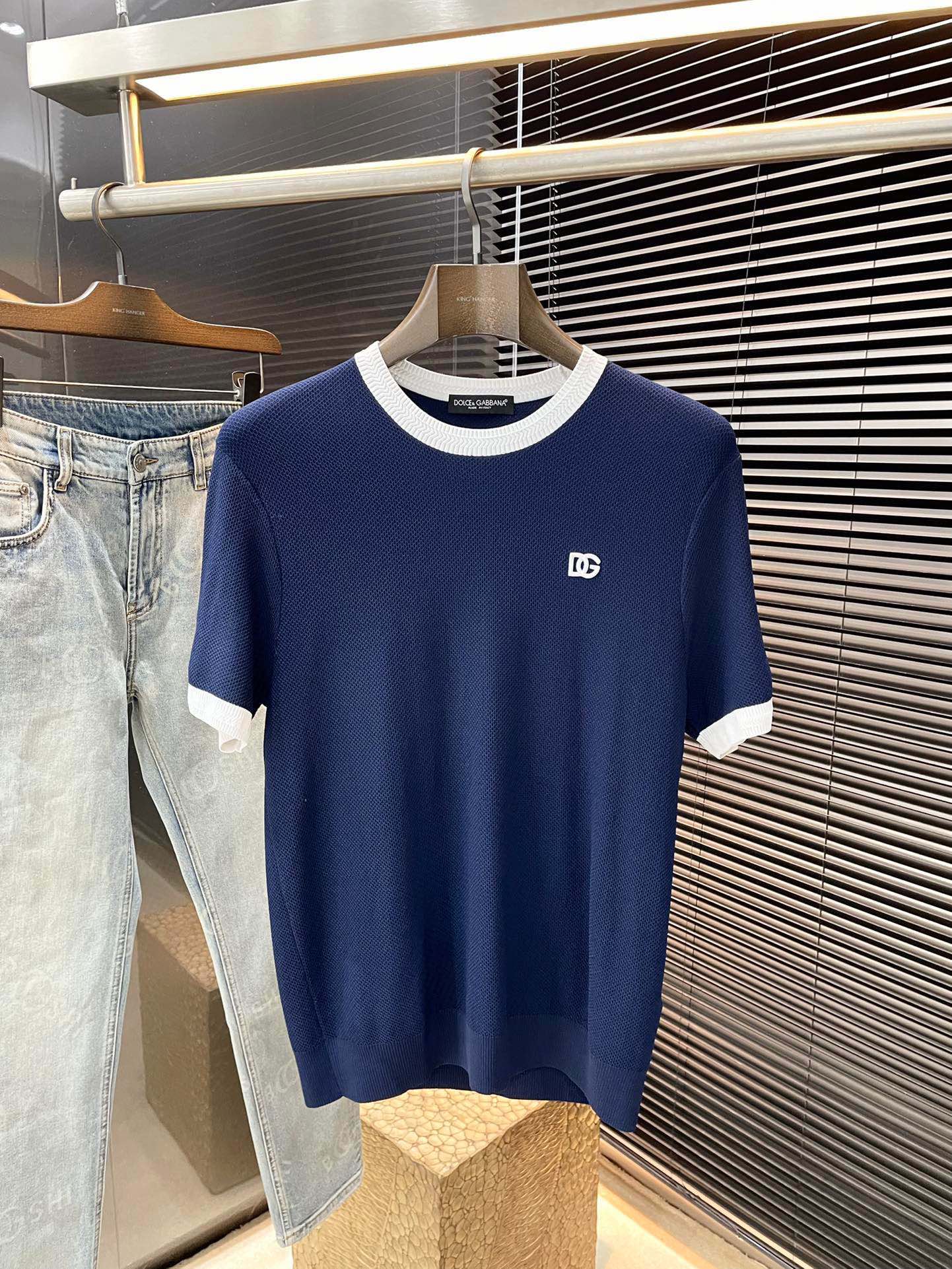 NO:506700,P Dolce & Gabbana- (Dolce & Gabbana) series VIP high-end customization, new short-sleeved spring and summer style, versatile style, anyone can easily control the fabric, fully customized, high-quality Yilite fabric, the fabric feels soft, the upper body is comfortable and soft, the simple style is very classy, ​​simple and unique, the style is very exquisite, the style is very exquisite, and it will highlight the exquisiteness of business men!  Size M-3XL, Dolce & Gabbana, Dolce & Gabbana, T-shirt, alexander wang19860909P  Dolce&Gabbana-（杜嘉班纳）系列 VIP高级定制 春夏季新款短袖 百搭款式 任何人都可以轻松驾驭 面料全订制 高定一等品伊力特面料 面料手感柔软,上身舒适柔软 简约的款式非常显档次,简约个性时尚,版型剪裁非常精致,显气场,又会凸显商务男士的精致！尺码 M-3XL,,Dolce&Gabbana,Dolce&Gabbana,T-shirt,alexander wang,Men's clothing