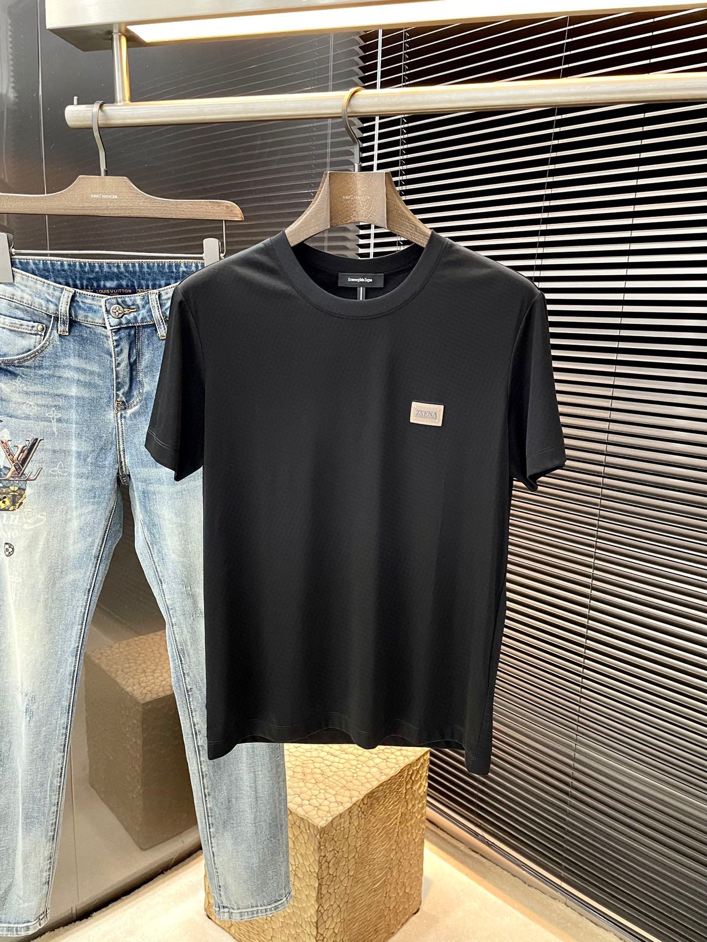 NO:506703,P Z Zegna- (Jegna) series VIP high-end customization, new short-sleeved, versatile style, anyone can easily control the fabric, fully customized craftsmanship, high-quality first-class modal soft cotton fabric, the fabric feels soft, the upper body is comfortable and soft. The simple style is very classy, ​​simple and unique, the style is very exquisite, the style is very exquisite, and it will highlight the exquisiteness of business men!  Size M-3XL, zegna, T-shirt, alexander wang19860909P  Z Zegna-（杰尼亚）系列 VIP高级定制 新款短袖 百搭款式 任何人都可以轻松驾驭 面料全订制工艺 高定一等品莫代尔爽柔棉面料 面料手感柔软,上身舒适柔软 简约的款式非常显档次,简约个性时尚,版型剪裁非常精致,显气场,又会凸显商务男士的精致！尺码 M-3XL,,zegna,T-shirt,alexander wang,Men's clothing