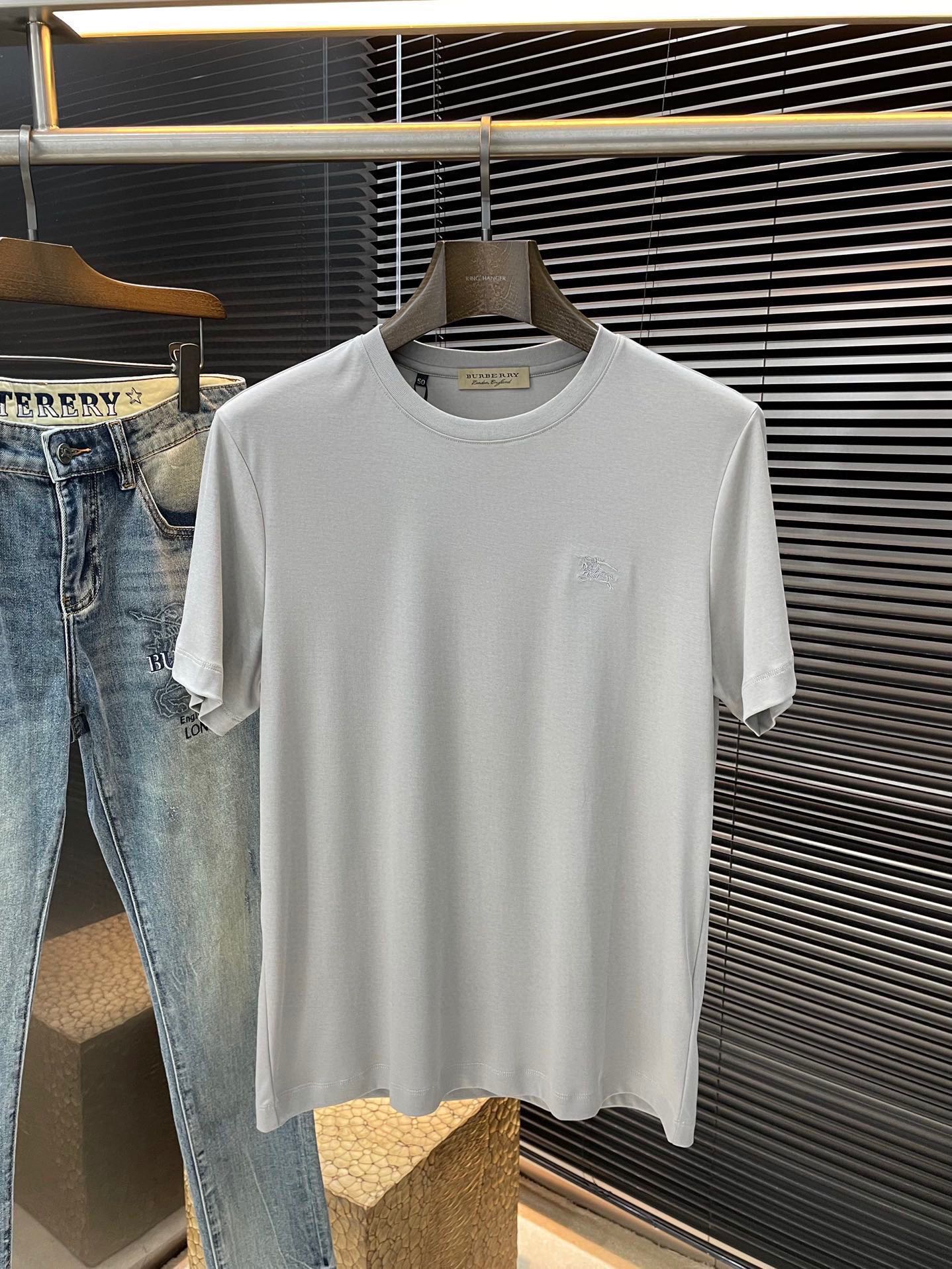 NO:505296,P Burb- (Babb) series VIP high-end customization 2025 spring and summer new short-sleeved style versatile styles anyone can easily control. Fully customized fabrics, high-quality cotton fabrics. The fabric feels soft and comfortable and soft on the upper body. The simple style is very classy, ​​simple and unique, fashionable, the style is very exquisite, showing the aura, and will highlight the exquisiteness of business men!  Size 48-58, burberry,burberry,T-shirt,alexander wang19860909P  Burb-（巴宝）系列 VIP高级定制 2025春夏季新款短袖 百搭款式 任何人都可以轻松驾驭 面料全订制 高定一等品棉面料 面料手感柔软,上身舒适柔软 简约的款式非常显档次,简约个性时尚,版型剪裁非常精致,显气场,又会凸显商务男士的精致！尺码 48-58,,burberry,burberry,T-shirt,alexander wang,Men's clothing