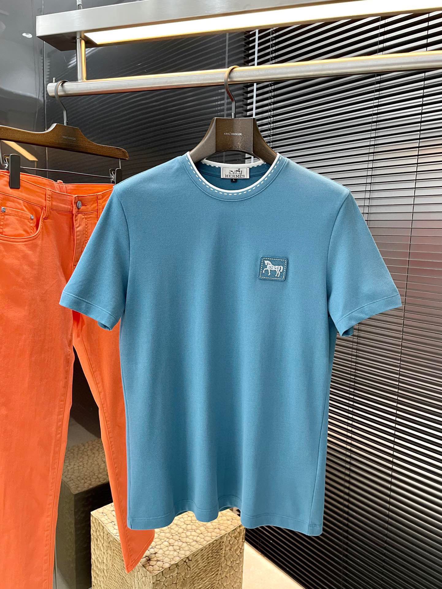 NO:505297,P HERMES series VIP high-end customization 2025 new short-sleeved versatile styles, anyone can easily control the fabric fully customized craftsmanship, high-quality first-class cotton fabric, the fabric feels soft, the upper body is comfortable and soft. The simple style is very classy, ​​simple and unique, the style is very exquisite, the cut is very exquisite, and it will highlight the exquisiteness of business men!  Size M-3XL, hermes, hermes, T-shirt, alexander wang19860909P  HERMES（爱马仕）系列 VIP高级定制 2025新款短袖 百搭款式 任何人都可以轻松驾驭 面料全订制工艺 高定一等品匹马棉面料 面料手感柔软,上身舒适柔软 简约的款式非常显档次,简约个性时尚,版型剪裁非常精致,显气场,又会凸显商务男士的精致！尺码 M-3XL,,hermes,hermes,T-shirt,alexander wang,Men's clothing