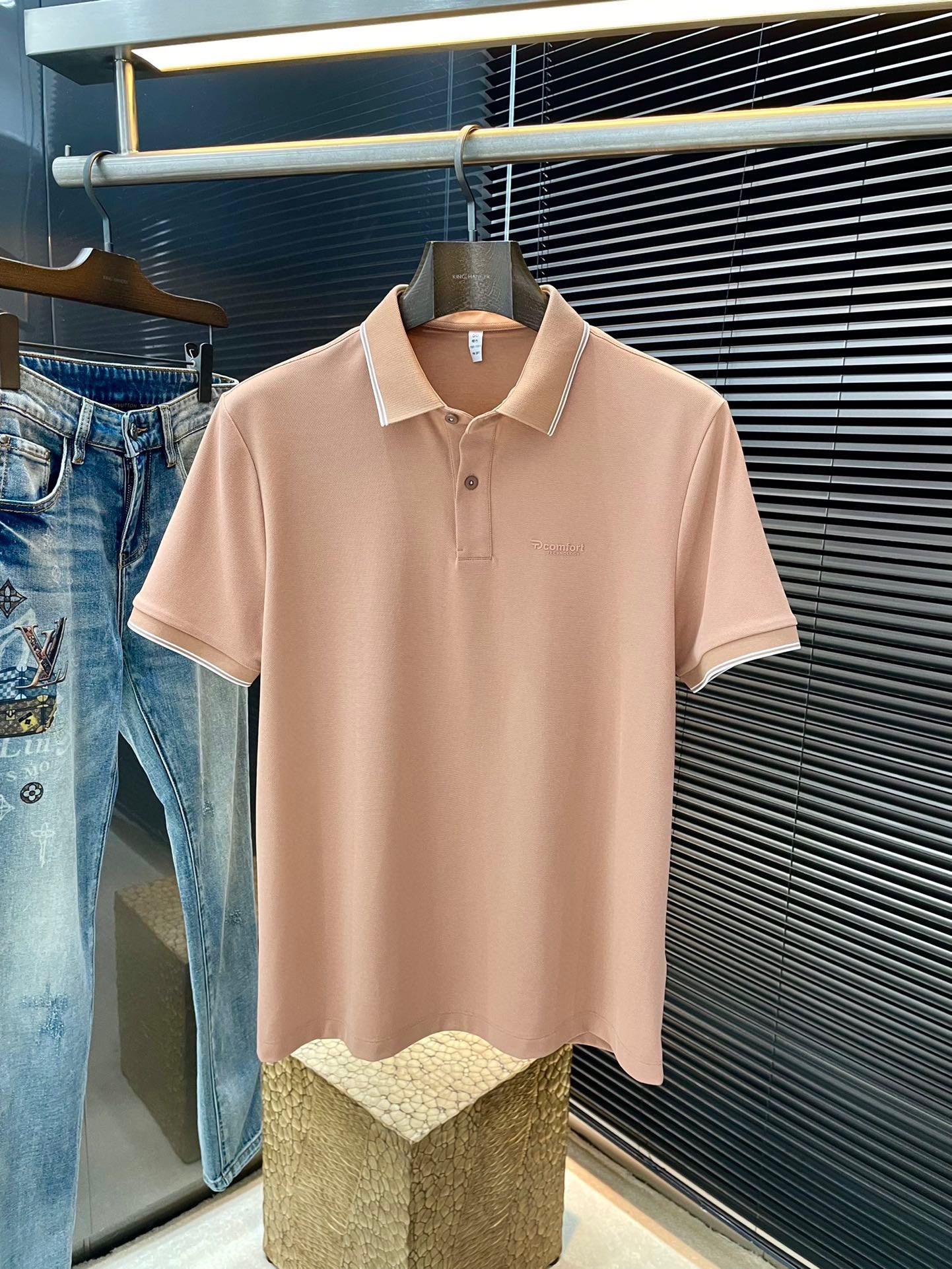 NO:505298,P EmporioArmin- (Armani) The latest POLO short-sleeved sleeves for spring and summer 2025, using the latest Laiser mulberry silk fabric, which is resistant to washing and not easy to fade, has a soft feel and soft and comfortable composition. Classic design style, special customization, simple cutting method splicing, reflecting the extraordinary craftsmanship of workers, full of high-end and fashionable feeling!  The style is quite good at casual and versatile. Size M-3XL Color Gray Green Iron Gray Khaki Orange Shipping the next day, Armani, T-shirt, alexander wang19860909P  EmporioArmin-（阿玛尼）2025年春夏最新款POLO短袖,采用最新莱赛尔桑蚕丝面料,耐水洗不易掉色,手感柔软、成分柔软舒适 经典设计风格 特殊定制 简单的裁剪方式拼接,体现出工人不凡的工艺,高端时尚感十足！版型相当赞休闲百搭款.尺码 M-3XL 颜色 灰绿 铁灰 卡其色 橙色 隔天出货,,armani,T-shirt,alexander wang,Men's clothing