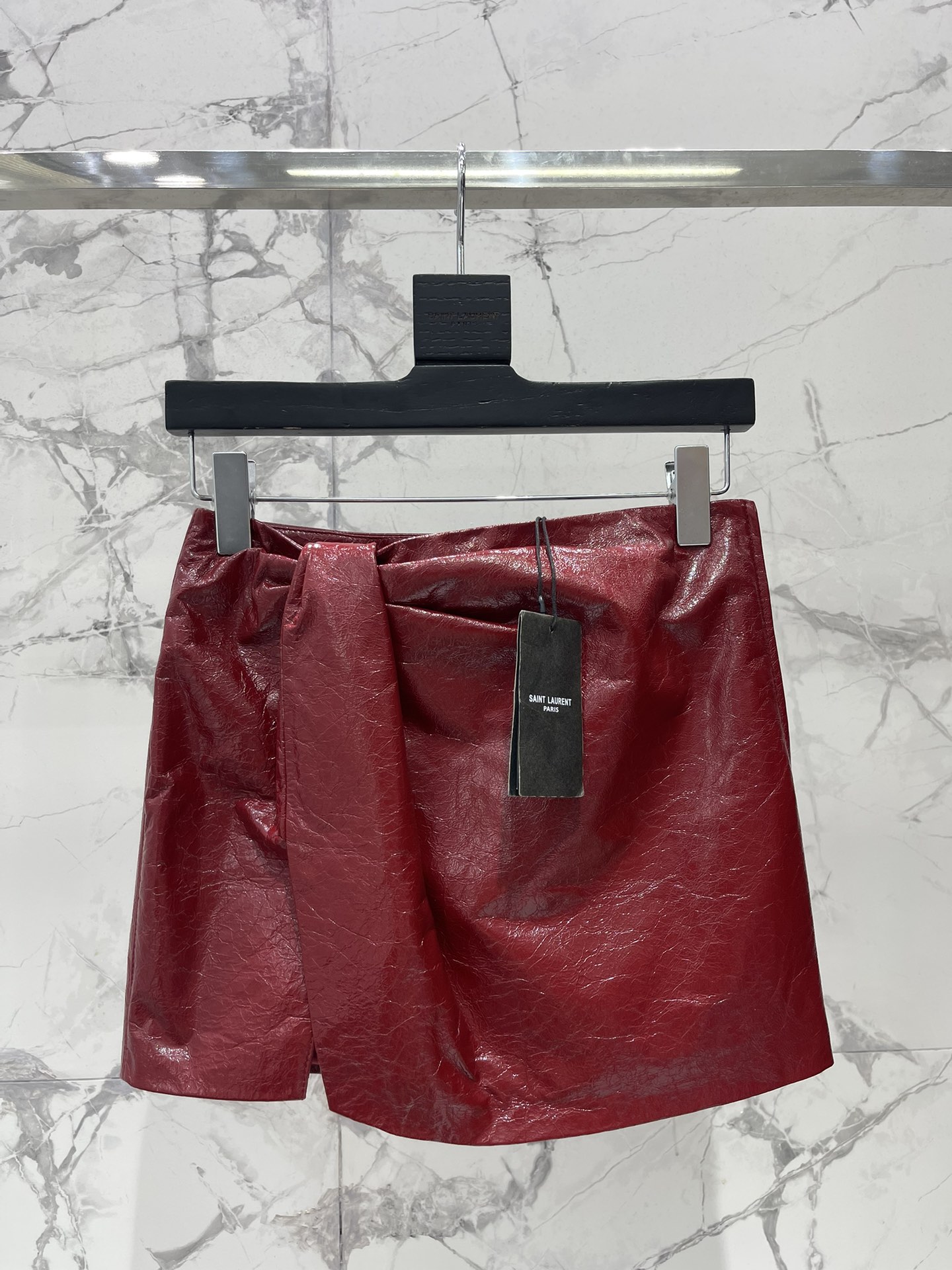 NO:866304,* Holy Family's new style, retro waxed lambskin waist, twisted side slits and hip-hugging culottes. Holy Family's new 'retro waxed lambskin culottes' are crazy. Wear them and instantly transform into a 'Hong Kong style retro goddess'. They walk with a windy and sassy look [Material control screams]. The top layer of lambskin feels so soft and waxy that it's like Rua clouds. The retro waxed feel comes with an old filter, which has a sense of story. The twisted waist design visually tightens the waist + lengthens the leg shape.  The side slit is discreet and looming when walking, which is super sexy!  [One pair of pants for multiple wear] A commuting OL wears a shirt + high-heeled shoes for a 2-meter-8-meter aura. For a date, wear a knitted sweater + boots for a sweet and cool hot girl style. A casual streetwear sweatshirt + dad shoes are lazy and advanced. Real experience. After receiving it, you can immediately spin around in circles!  !  The lambskin is so soft that it has a kink design that shows off your waist-to-hip ratio. The slit is just the right height so it won’t show off when you walk, and it also shows off your leg length. Fat girls can confidently transform their pear-shaped figure into an hourglass figure in seconds!  Size SML, Saint Laurent-clothing, saint laurent, boots, high heels, hoodie, sweatshirts, skirts, shirts, sheepskin,19860909* 圣家新款 复古油腊感头层小羊皮腰部扭结侧开叉包臀裙裤 圣家新款「复古油腊小羊皮裙裤」杀疯了 穿上瞬间变身「港风复古女神」 走路带风又A又飒【材质控尖叫】 头层小羊皮手感软糯到像在rua云朵 复古油腊感自带做旧滤镜超有故事感 腰部扭结设计视觉收腰+拉长腿型 侧开叉小心机走路若隐若现超撩人！【一裤多穿】 通勤OL配衬衫+高跟鞋气场两米八 约会斩男搭针织衫+长靴甜酷辣妹风 休闲炸街套卫衣+老爹鞋慵懒又高级 真实体验 收到直接原地转圈圈！！ 小羊皮软得不像话扭结设计超显腰臀比 开叉高度刚刚好走路不会走光又超显腿长 微胖姐妹放心冲梨形身材秒变沙漏！ 码数SML,圣罗兰-服装,saint laurent,boots,high heels,hoodie,sweatshirts,skirts,shirts,sheepskin,,Women's clothing