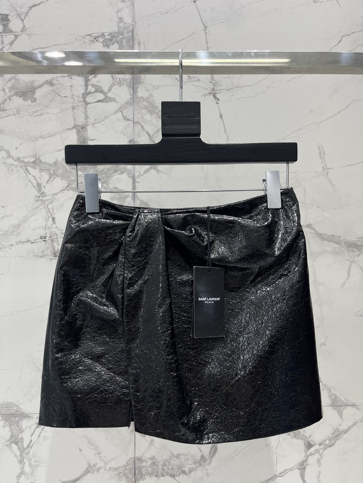 NO:891448,* Holy Family's new style, retro waxed lambskin waist, twisted side slits and hip-hugging culottes. Holy Family's new 'retro waxed lambskin culottes' are crazy. Wear them and instantly transform into a 'Hong Kong style retro goddess'. They walk with a windy and sassy look [Material control screams]. The top layer of lambskin feels so soft and waxy that it's like Rua clouds. The retro waxed feel comes with an old filter, which has a sense of story. The twisted waist design visually tightens the waist + lengthens the leg shape.  The side slit is discreet and looming when walking, which is super sexy!  [One pair of pants for multiple wear] A commuting OL wears a shirt + high-heeled shoes for a 2-meter-8-meter aura. For a date, wear a knitted sweater + boots for a sweet and cool hot girl style. A casual streetwear sweatshirt + dad shoes are lazy and advanced. Real experience. After receiving it, you can immediately spin around in circles!  !  The lambskin is so soft that it has a kink design that shows off your waist-to-hip ratio. The slit is just the right height so it won’t show off when you walk, and it also shows off your leg length. Fat girls can confidently transform their pear-shaped figure into an hourglass figure in seconds!  Size SML, Saint Laurent-clothing, saint laurent, boots, high heels, hoodie, sweatshirts, skirts, shirts, sheepskin,19860909* 圣家新款 复古油腊感头层小羊皮腰部扭结侧开叉包臀裙裤 圣家新款「复古油腊小羊皮裙裤」杀疯了 穿上瞬间变身「港风复古女神」 走路带风又A又飒【材质控尖叫】 头层小羊皮手感软糯到像在rua云朵 复古油腊感自带做旧滤镜超有故事感 腰部扭结设计视觉收腰+拉长腿型 侧开叉小心机走路若隐若现超撩人！【一裤多穿】 通勤OL配衬衫+高跟鞋气场两米八 约会斩男搭针织衫+长靴甜酷辣妹风 休闲炸街套卫衣+老爹鞋慵懒又高级 真实体验 收到直接原地转圈圈！！ 小羊皮软得不像话扭结设计超显腰臀比 开叉高度刚刚好走路不会走光又超显腿长 微胖姐妹放心冲梨形身材秒变沙漏！ 码数SML,圣罗兰-服装,saint laurent,boots,high heels,hoodie,sweatshirts,skirts,shirts,sheepskin,,Women's clothing