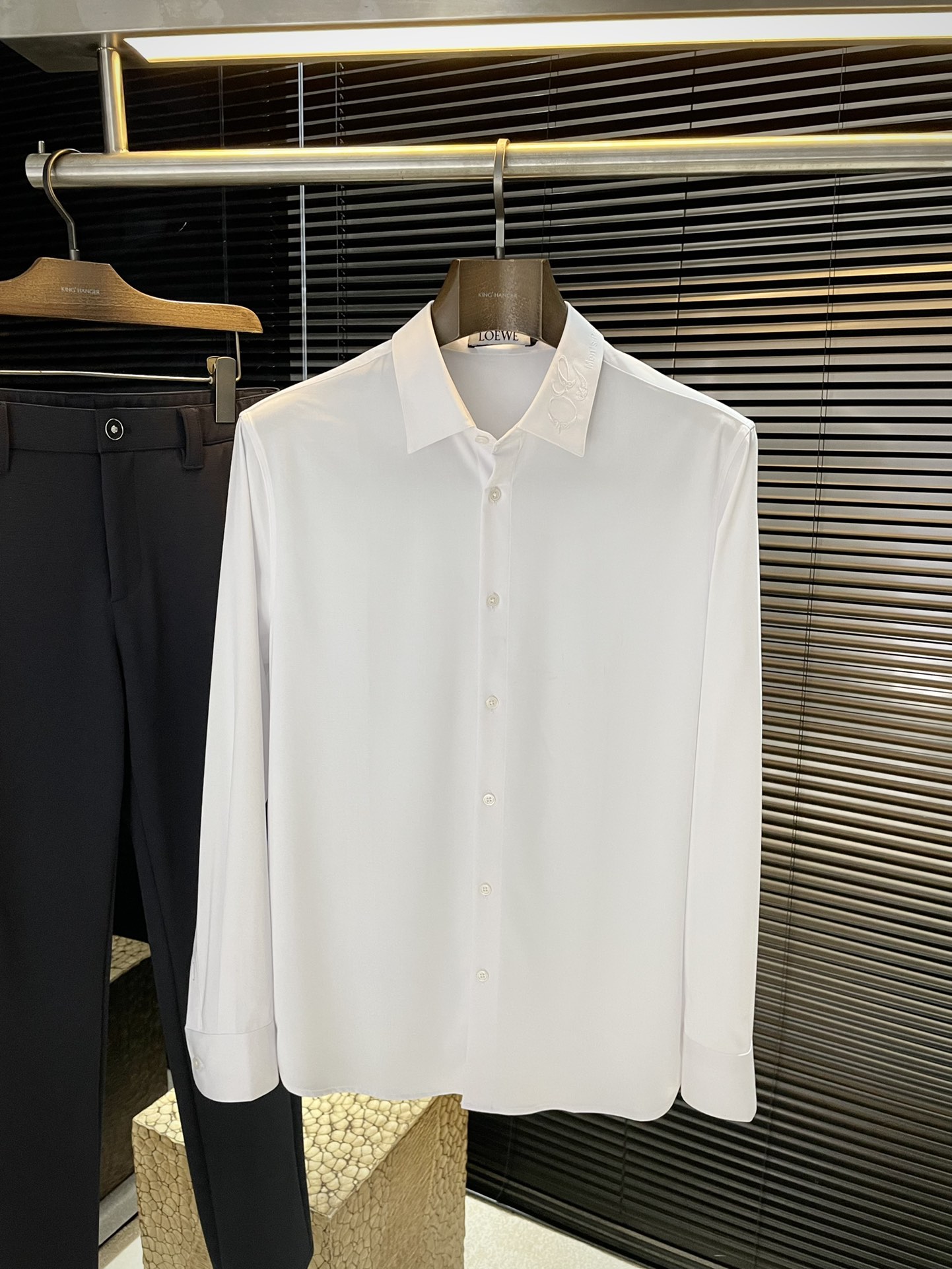 NO:505302,P Loew (Loew) 2025 autumn new product, same style as celebrities. While reinterpreting classic elements, the latest trendy accessories are favored by fashion people. The simple style makes you more personalized, and the viscose fabric shows an elegant and gentlemanly style. The special shirt fabric presents you with a different hi-tail shirt. It is soft and skin-friendly, with a smooth and delicate feel, straight dressing, and a SLIM FIT cut. It is absolutely crisp and handsome!  It is a slim style. It is a good choice for versatile daily or business occasions. It is high-quality, perfect and handsome in business and casual!  Size 48-56 Shipping the next day, loewe,loewe,shirts,alexander wang19860909P  Loew（罗意）2025秋季新品 明星同款 重新诠释经典元素的同时,最新潮流配饰 时尚人士的青睐 简约的风格令您更具个性,粘纤面料展现典雅绅士风范.特殊的衬衫面料为你呈现不一样的高定衬衣 绵软亲肤,手感柔滑细腻,穿着笔挺,剪裁属于SLIM FIT 绝对挺括帅气的版型！属于修身款式 百搭日常或者商务场合都是很好的选择,高品质的,商务休闲完美帅气驾驭！尺码 48-56 隔天出货,,loewe,loewe,shirts,alexander wang,Men's clothing