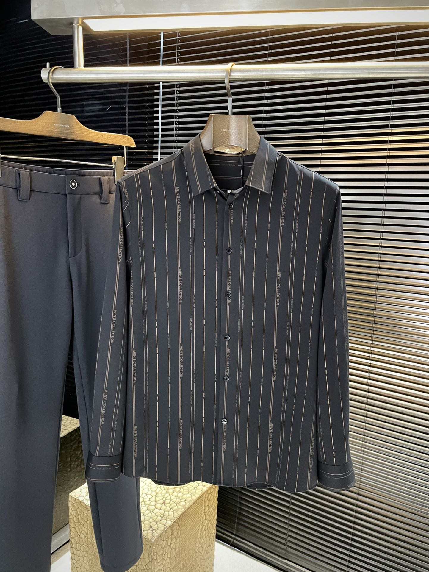 NO:505304,P Caval 2025 autumn new product, same style as celebrities. While reinterpreting classic elements, the latest trendy accessories are favored by fashion people. The simple style makes you more personalized, and the viscose fabric shows an elegant and gentlemanly style. The special shirt fabric presents you with a different hi-tail shirt. It is soft and skin-friendly, with a smooth and delicate feel, straight dressing, and a SLIM FIT tailored. It is absolutely crisp and handsome!  It is a slim style. It is a good choice for versatile daily or business occasions. It is high-quality, perfect and handsome in business and casual!  Size 48-56 Shirts, Alexander wang19860909P  Caval（卡瓦利）2025秋季新品 明星同款 重新诠释经典元素的同时,最新潮流配饰 时尚人士的青睐 简约的风格令您更具个性,粘纤面料展现典雅绅士风范.特殊的衬衫面料为你呈现不一样的高定衬衣 绵软亲肤,手感柔滑细腻,穿着笔挺,剪裁属于SLIM FIT 绝对挺括帅气的版型！属于修身款式 百搭日常或者商务场合都是很好的选择,高品质的,商务休闲完美帅气驾驭！尺码 48-56 隔天出货,,shirts,alexander wang,Men's clothing