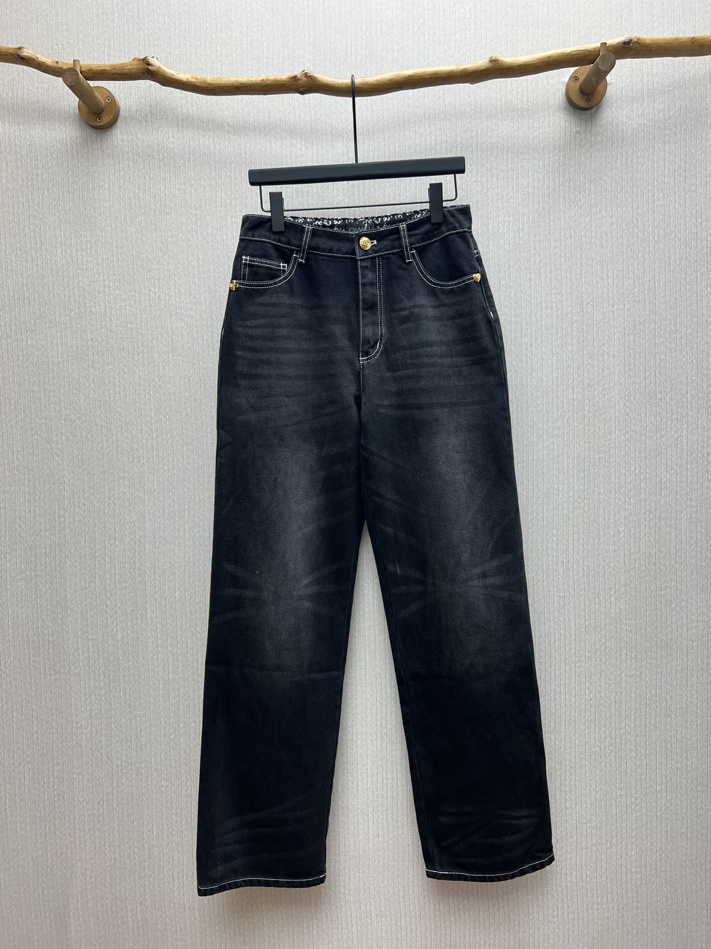 Chanel 25ss nuevos vaqueros de la colección de otoño-invierno, denim negro lavado con estampado, versión alta, tallas: …