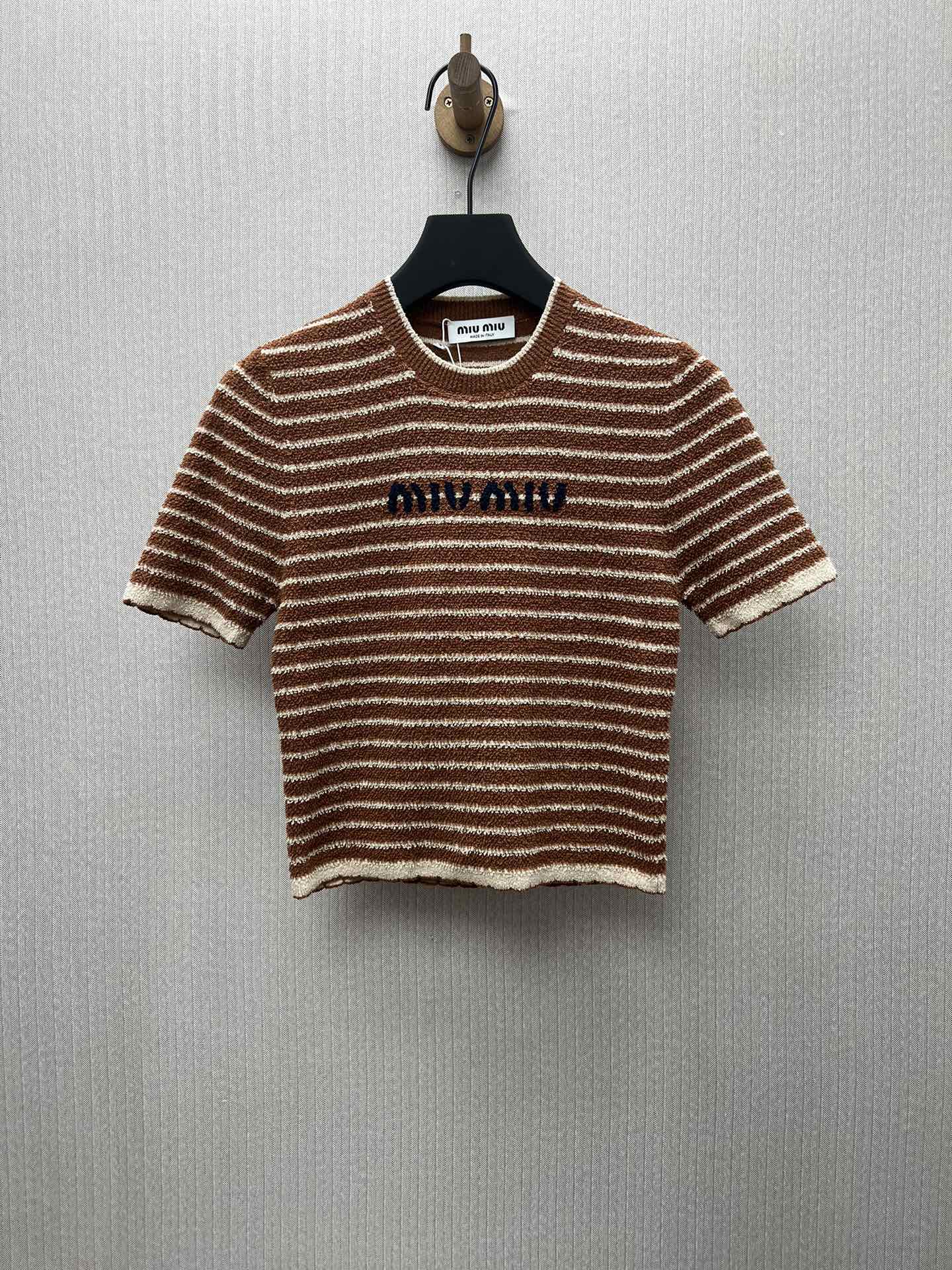 MIUMIU 25ss nuevo suéter de bouclé de algodón 🔥 exclusivo. Este suéter de bouclé de algodón presenta un llam…