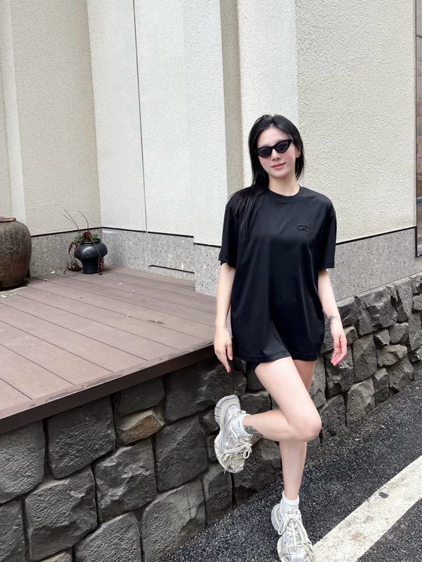 NO:513292,2025 Early Autumn Fe*r*g*mo Classic Horse Bed Embroidered Logo Short-sleeved T-shirt The iconic basic single item is short T, injecting a distinctive and fashionable attitude into casual style. It is a representative of luxurious and elegant, with both practicality and fashion, and is novel and famous all over the world with traditional hand-made design. The customer-supplied combed cotton + fiber silk fabric is woven tightly, with moderate thickness, excellent breathability and comfort. Different craftsmanship and details can be distinguished from the flexibility and color of the fabric. The modern classic horse Bed Logo logo is rejuvenated. The embroidered three-dimensional logo design highlights the sharpened design of the brand, and once again inherits the eternal classic. Men and women's same style Color: Black/White Size: XS/S/M/L Size data XS: Bust 106cm-Shoulder width 49cm-Length 68cm-Sleeves 21cm  S: bust 110cm-shoulder width 50cm-length 70cm-sleeve length 22cm M: bust 114cm-shoulder width 51cm-length 72cm-sleeve length 23cm L: bust 118cm-shoulder width 52cm-length 74cm-sleeve length 24cm, T-shirt,tees,t-shirt,alexander wang198609092025早秋Fe*r*g*mo 经典马衔扣刺绣标识短袖T恤 标志性基本款单品短T,为休闲造型注入鲜明的时尚的态度.华贵典雅的代表,实用性与时尚并重,以传统手工设计而新颖誉满全球. 客供精梳棉＋纤维丝质面料严密械织而成,厚薄适中,透气度及舒适度绝佳状态,从面料的柔性及色泽就能区分不同的工艺技术及细节感. 现代经典的马衔扣Logo标识焕新演绎.采用刺绣立体Logo设计突出品牌的锐化设计,再度传承永恒经典. 男女同款 颜色:黑色/白色 尺码:XS/S/M/L 尺码数据 XS码:胸围106cm-肩宽49cm-衣长68cm-袖长21cm S码:胸围110cm-肩宽50cm-衣长70cm-袖长22cm M码:胸围114cm-肩宽51cm-衣长72cm-袖长23cm L码:胸围118cm-肩宽52cm-衣长74cm-袖长24cm,,T-shirt,tees，t-shirt,alexander wang,Men's clothing