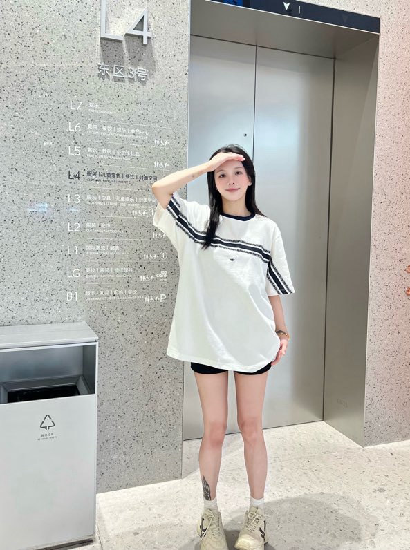 NO:505592,2025 Early Autumn Di*r Bee Embroidery Logo Decorative Color Block Short Sleeve T-shirt Simple but Refined Style OS Short T. Ribbon Print Splicing Design Creates a Modern Trend. Customers supply imported Pima cotton fabrics, using advanced knitted micro-dense instruments to ensure the product's cutting shape and characteristics are both trendy and fashionable. The spliced ​​ribbon printing design runs through the whole time, and the contrasting collar ring has a unique retro soft feeling. The bee embroidery logo comes with a classic motto, and experiences the perfect design brought by the brand's fashion. Men and women's same style Color: White Size: XS/S/M/L Data XS: Bust 114cm-shoulder width 46cm-shoulder length 72cm-sleeve length 25cm S: Bust 118cm-shoulder width 47cm-sleeve length 74cm-sleeve length 26cm  M size: bust 122cm-shoulder width 48cm-cloth 76cm-sleeve length 27cm L size: bust 126cm-shoulder width 49cm-cloth 78cm-sleeve length 28cm, T-shirt,tees,t-shirt,alexander wang198609092025早秋Di*r 蜜蜂刺绣标识装饰拼色短袖T恤 简约而不失精炼风范的OS短T.缎带式印花拼接设计缔造现代潮流造型. 客供进口Pima棉面料,运用先进的针织微密型器械制作保证了产品的裁剪造型和特色兼具潮流时尚魅力. 拼接式缎带印花设计贯穿始终,撞色领圈拥有别致的复古柔和感.蜜蜂刺绣标识自带经典座右铭,着身体验品牌时尚带来的完美设计. 男女同款 颜色:白色 尺码:XS/S/M/L 数据 XS码:胸围114cm-肩宽46cm-衣长72cm-袖长25cm S码:胸围118cm-肩宽47cm-衣长74cm-袖长26cm M码:胸围122cm-肩宽48cm-衣长76cm-袖长27cm L码:胸围126cm-肩宽49cm-衣长78cm-袖长28cm,,T-shirt,tees，t-shirt,alexander wang,Men's clothing