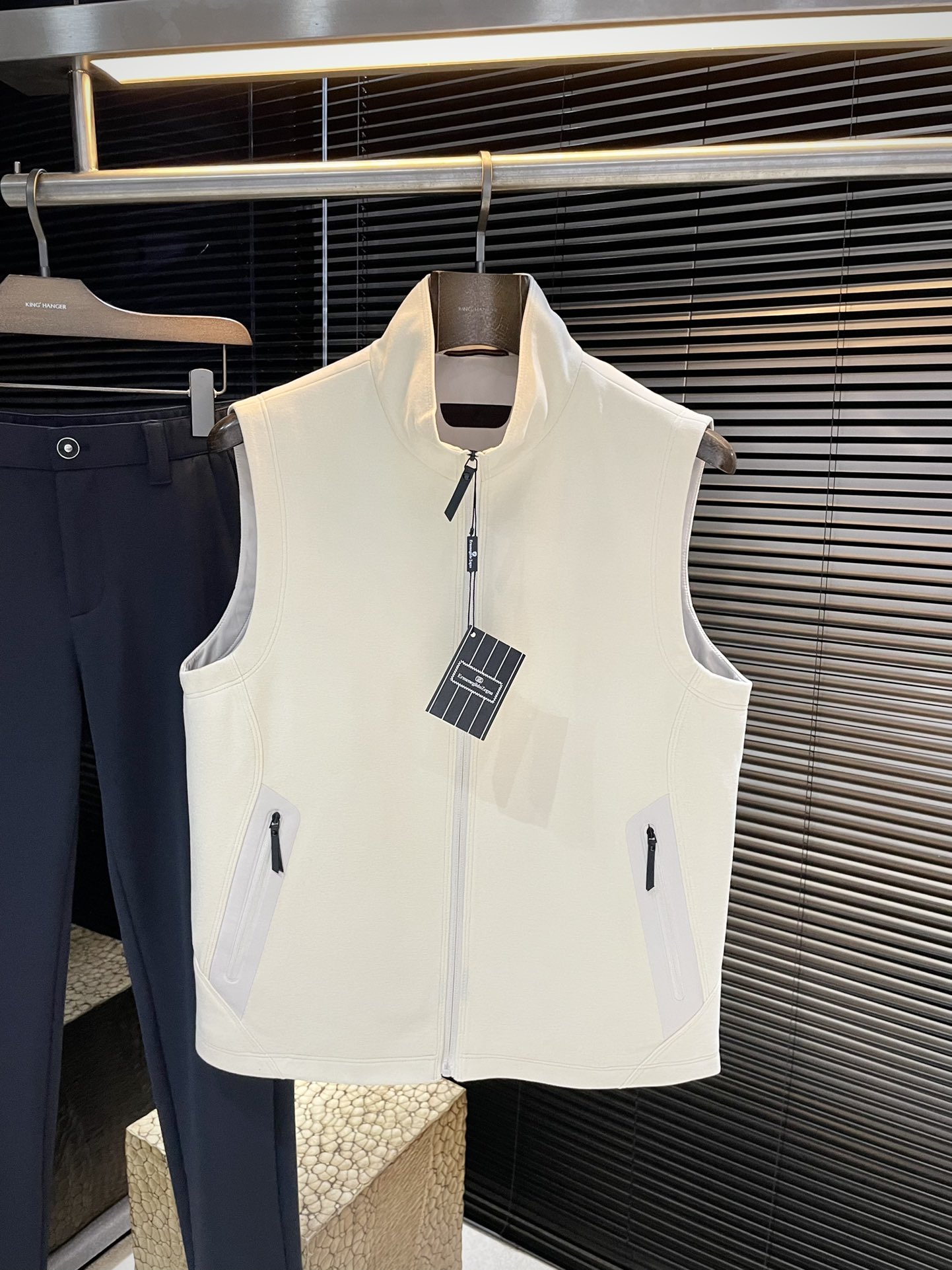 NO:505306,P Z Zegn (Jegnia) 2025 autumn new product Foreign trade company order Simple style fashionable vest Imported original high-quality polyester fiber fabric, the sag and luster are definitely refreshing, making it more youthful and energetic, the turning work is neat and flat, all hardware accessories are customer-supplied with top-grade accessories, it is obvious that it is high-end fabric. This fabric is woven and there is nowhere to be picked outside. This vest is often worn and has strong practicality. Size M-3XL, zegna, alexander wang19860909P  Z Zegn（杰尼亚）2025秋季新品 外贸公司订单 简约风格时尚马甲 进口原版高品质聚脂纤维面料,垂度和光泽绝对是提气,更显青春活力,车工走线整齐平整,所有五金附料都是客供带顶级配件 一看就是高档的面料 这种面料都是定织的 外面根本就没有 无任何有挑剔的地方 这样的一件马甲属于常备常穿的,实用性很强.尺码 M-3XL,,zegna,alexander wang,Men's clothing