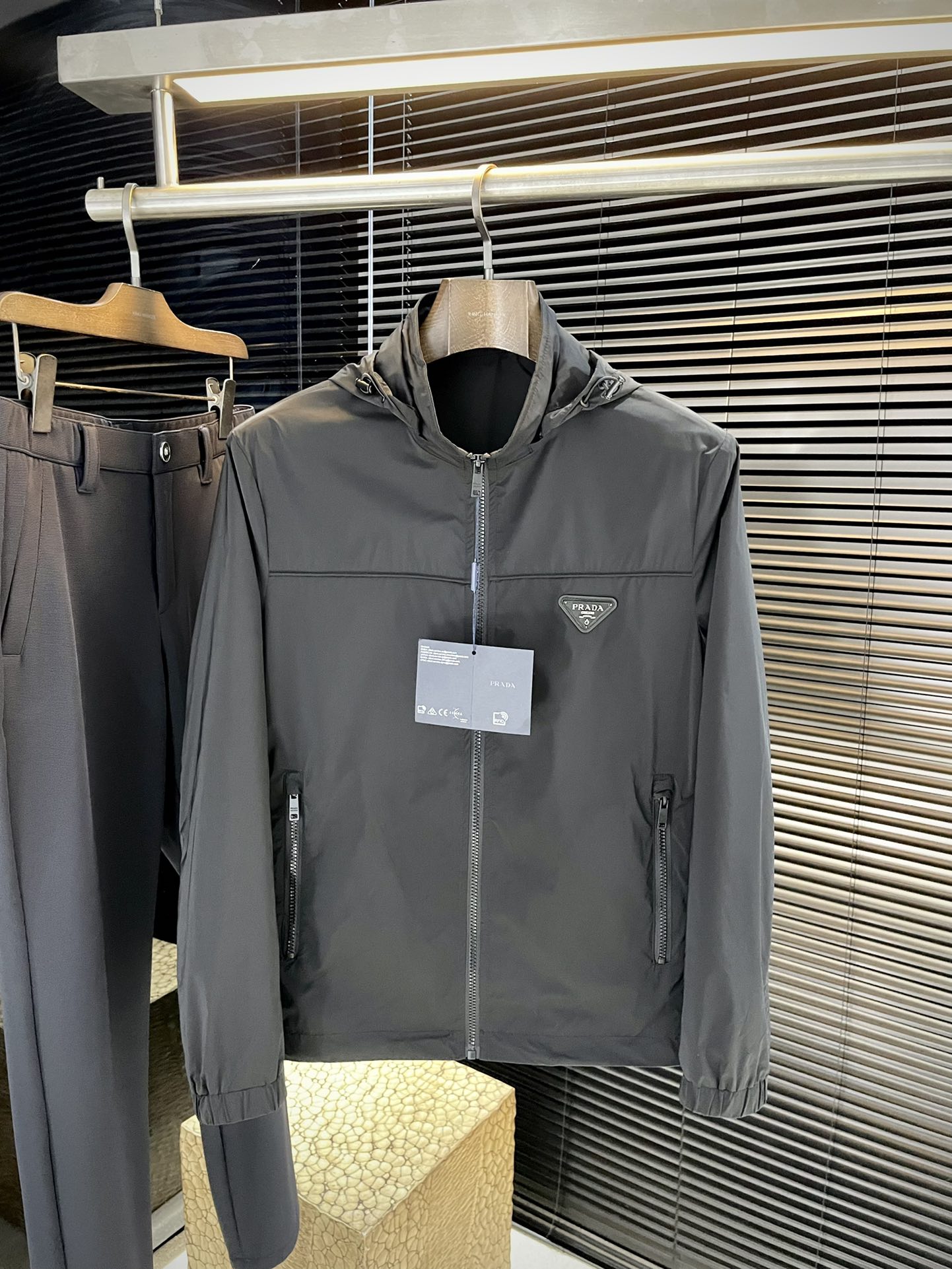 NO:505307,P PRAD (Pra) big recommendation!  2025 autumn new products are released simultaneously on the official website. Simple and elegant jackets are imported original high-quality polyester fiber fabrics. The sag and luster are definitely refreshing. The placket design makes it more youthful and energetic. The turning work is neat and flat. All hardware accessories are top-grade accessories with logos. They are obviously high-end fabrics. This fabric is a good product from regular manufacturers. There is no picky place. This jacket is often worn and has strong practicality. Size 48-56,,prada,prada,jackets & coats,jackets & coats,alexander wang19860909P  PRAD（普拉）重磅推荐！2025秋季新品 官网同步发售 简约大方夹克 进口原版高品质聚脂纤维面料,垂度和光泽绝对是提气,门襟设计 更显青春活力,车工走线整齐平整,所有五金附料都是客供带logo顶级配件 一看就是高档的面料 这种面料都是定织的 正规大厂途径出来的好货,无任何有挑剔的地方 这样的一件外套属于常备常穿的,实用性很强.尺码 48-56,,prada,prada,jackets & coats,jackets & coats,alexander wang,Men's clothing