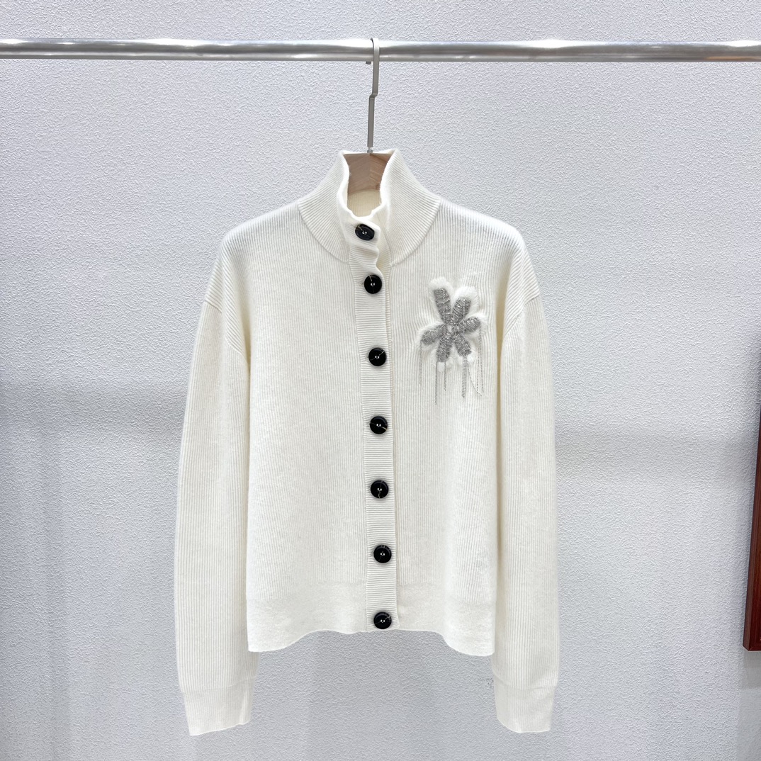 NO:463382,BC 25 autumn and winter new style, flower beaded stand-collar button cashmere sweater cardigan yb custom cashmere fabric, chest heavy work pure hand-embroidered bead chains, customized buttons, cashmere material soft and delicate, casual and fashionable style, single-wearing layering match, white camel SML,,alexander wang19860909BC 25秋冬新款 花朵珠饰立领纽扣羊绒衫开衫 yb定制山羊绒面料 胸前重工纯手工绣花钉珠链 定制纽扣 羊绒材质面料柔软细腻 版型休闲时尚百搭 单穿叠穿搭配 白色 驼色 SML,,alexander wang,Women's clothing