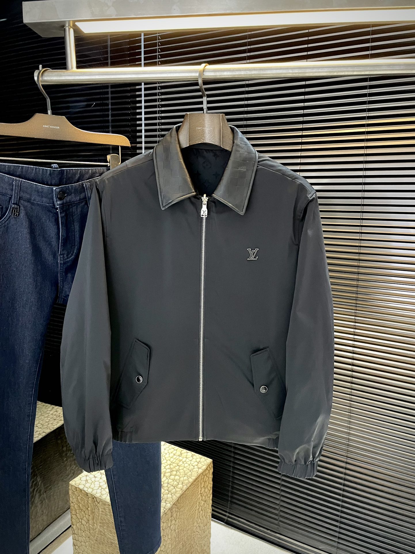 NO:505316,P LOUIS VU (Louis) big recommendation!  2025 autumn new products are released simultaneously on the official website. Simple and generous double-sided jackets. Imported original high-quality polyester fiber fabric. The sag and luster are definitely refreshing. The placket design makes it more youthful and energetic. The turning work is neat and flat. All hardware accessories are top-grade accessories with logos. It is obvious that they are high-end fabrics. This fabric is a regular woven. It is a good product from the regular factory. There is no picky place. This jacket is often worn and has strong practicality. Size 48-56,,louis vuitton,louis vuitton,jackets & coats,jackets & coats,alexander wang19860909P  LOUIS VU（路易）重磅推荐！2025秋季新品 官网同步发售 简约大方双面夹克 进口原版高品质聚脂纤维面料,垂度和光泽绝对是提气,门襟设计 更显青春活力,车工走线整齐平整,所有五金附料都是客供带logo顶级配件 一看就是高档的面料 这种面料都是定织的 正规大厂途径出来的好货,无任何有挑剔的地方 这样的一件外套属于常备常穿的,实用性很强.尺码 48-56,,louis vuitton,louis vuitton,jackets & coats,jackets & coats,alexander wang,Men's clothing