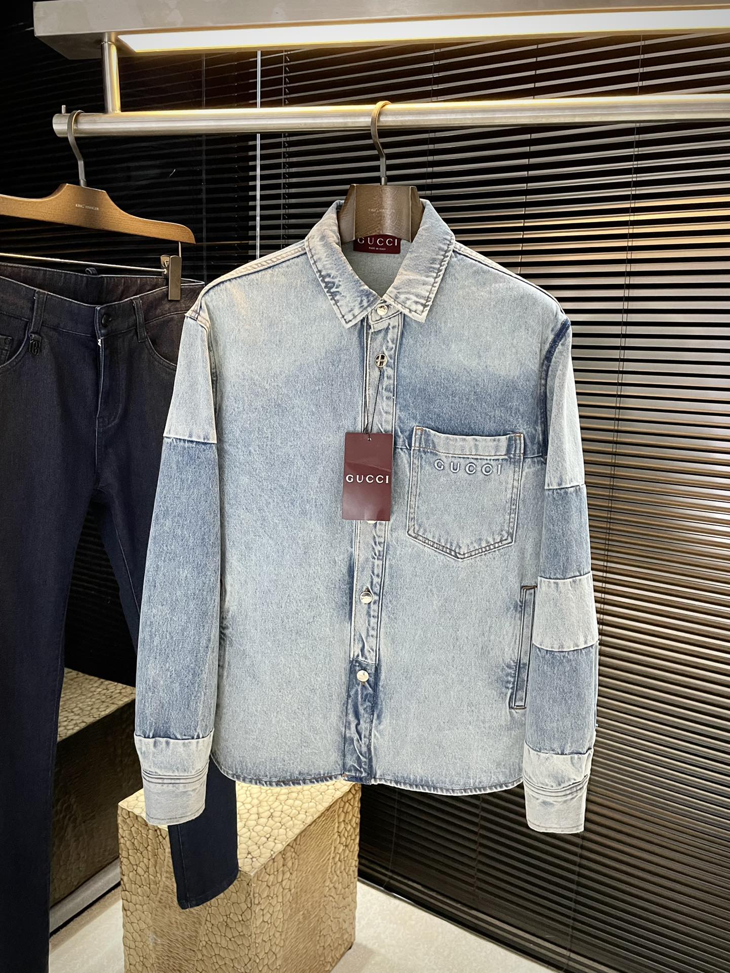 NO:505321,P Gucc (Gucc) major recommendation!  2025 autumn new product This denim jacket is a craftsmanship of 2025 early autumn series that combines stripes, anchor patterns and brand logos. It uses marine style design to add color to the casual silhouette to create an ideal Shanghai style outfit. This denim jacket is made with light blue and blue bleached stone grinding cotton denim fabric. The implicit and restrained Gucci embossed logo and Gucci metal buttons make the entire design more perfect. Highly recommended!  Size 46 48 50 52, gucci,gucci,jackets & coats,alexander wang19860909P  Gucc（古驰）重磅推荐！2025秋季新品 这牛仔外套是2025早秋系列匠心融蕴条纹、船锚图案和品牌标识,以海洋风设计为休闲廓形添姿加彩,缔造理想海派穿搭单品.这款牛仔外套以浅蓝色和蓝色漂白石磨水洗棉质丹宁面料匠心打造.含蓄内敛的Gucci压花标识和Gucci金属钮扣令整个设计更臻完满.强烈推荐！尺码 46 48 50 52,,gucci,gucci,jackets & coats,alexander wang,Men's clothing