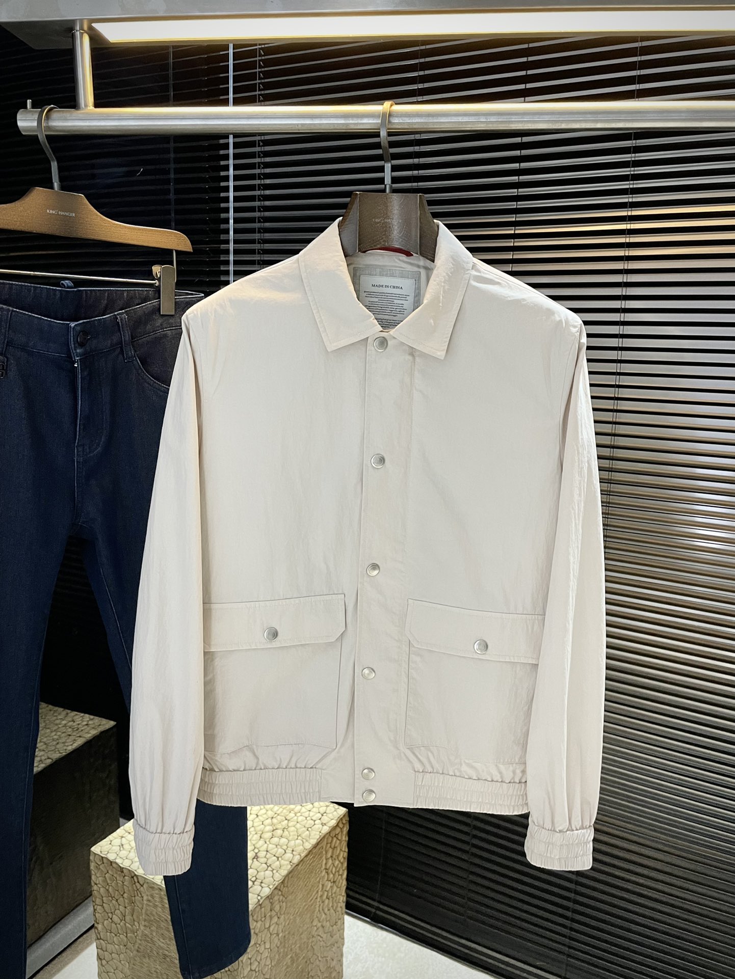 NO:505326,P BC's big recommendation!  2025 autumn and winter new cotton canvas jacket, this jacket regains the code of classic shirts and reinterprets them through extremely practical materials and exquisite craftsmanship. The crisp and irregular cotton canvas make it more protective. The combination of shirt-style collar and press-button and flip-top patch pockets brings further convenience to wear. Highly recommended!  Count 48-56,,jackets & coats,jackets & coats,shirts,alexander wang19860909P  BC 重磅推荐！2025秋冬新款棉质帆布夹克外套,这款夹克重拾经典衬衫的代码,并透过极为实用的材料和精湛工艺对它们重新诠释.挺括且不规则的棉质帆布制作,令其拥有更胜一筹的保护性.衬衫式衣领与揿扣、翻盖贴袋组合,为穿着带来了进一步的便利.强烈推荐！码数 48一56,,jackets & coats,jackets & coats,shirts,alexander wang,Men's clothing