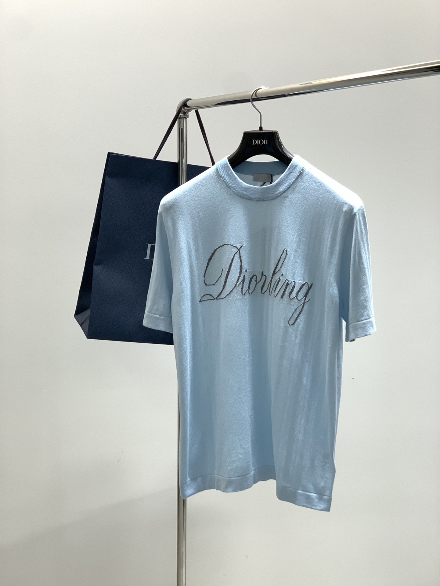 NO:506825,,Dior Dior, new summer products, available at the same time for counters, simple and fashionable casual round neck knitted short-sleeved T-shirt, original imported fabric, comfortable and breathable, top-grade printing craft letter pattern logo, extremely high-end, unique design, fashionable and handsome on the upper body!  2 colors recommended, size S-XL Size SMLXL Clothes Length 67697173 Bust 54565860 Shoulder width 46485052 Sleeve length 24.52525.526,dior,dior,T-shirt,tees,t-shirt,alexander wang19860909,Dior 迪奥, 夏季新品,专柜同步有售,简约时尚休闲圆领针织短袖T恤,原版进口面料,舒适透气,顶级印花工艺字母图案logo,档次极高,独特设计,上身时尚帅气！2色推荐,码数S-XL 尺码SMLXL 衣长67697173 胸围54565860 肩宽46485052 袖长24.52525.526,,dior,dior,T-shirt,tees，t-shirt,alexander wang,Men's clothing