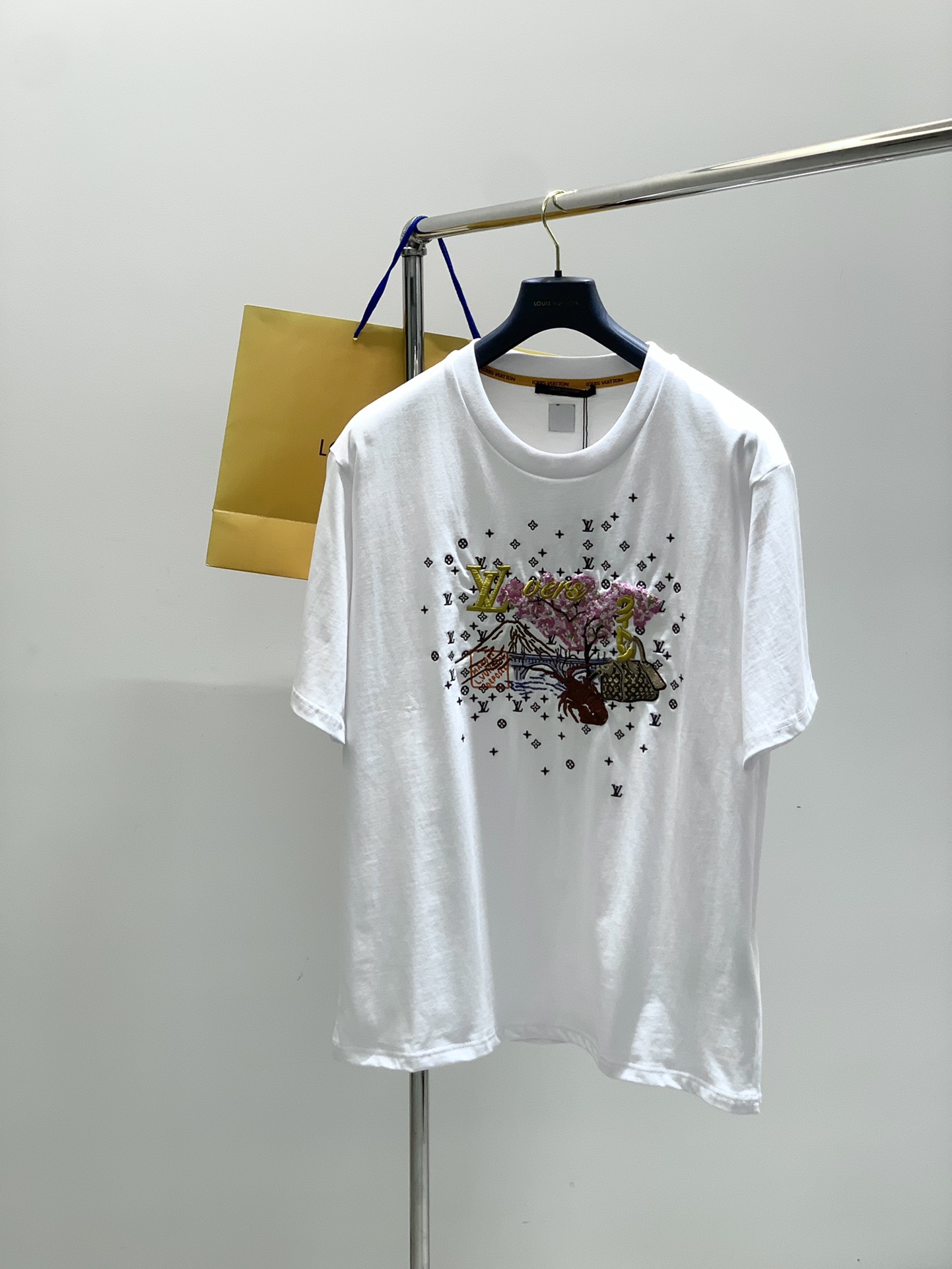 NO:509752,,LouisVuitton, the latest model for summer 2025, available at the counter at the same time, original singles, fashionable and casual round neck short-sleeved T-shirt, very distinctive on the upper body!  Eye-catching and highlighted, imported original fabric, top-grade embroidery craft letter pattern decorative logo, simple but not lacking in fashion, classic and atmospheric, comfortable and breathable, handsome and stylish on the upper body, S-XL Size SMLXL Length 70727476 Bust 55.557.559.561.5 Shoulder width 47495153 Sleeve length 23.52424.525,,louis vuitton,louis vuitton,T-shirt,tees,t-shirt,alexander wang19860909,LouisVuitton 路易威登,2025夏季最新款,专柜同步有售,原单狠货,时尚休闲圆领短袖T恤,上身很有特点！吸睛而有亮点,进口原版面料,顶级刺绣工艺字母图案装饰Logo,简单而不失时尚,经典大气,舒适透气,上身帅气有型,码数S-XL 尺码SMLXL 衣长70727476 胸围55.557.559.561.5 肩宽47495153 袖长23.52424.525,,louis vuitton,louis vuitton,T-shirt,tees，t-shirt,alexander wang,Men's clothing