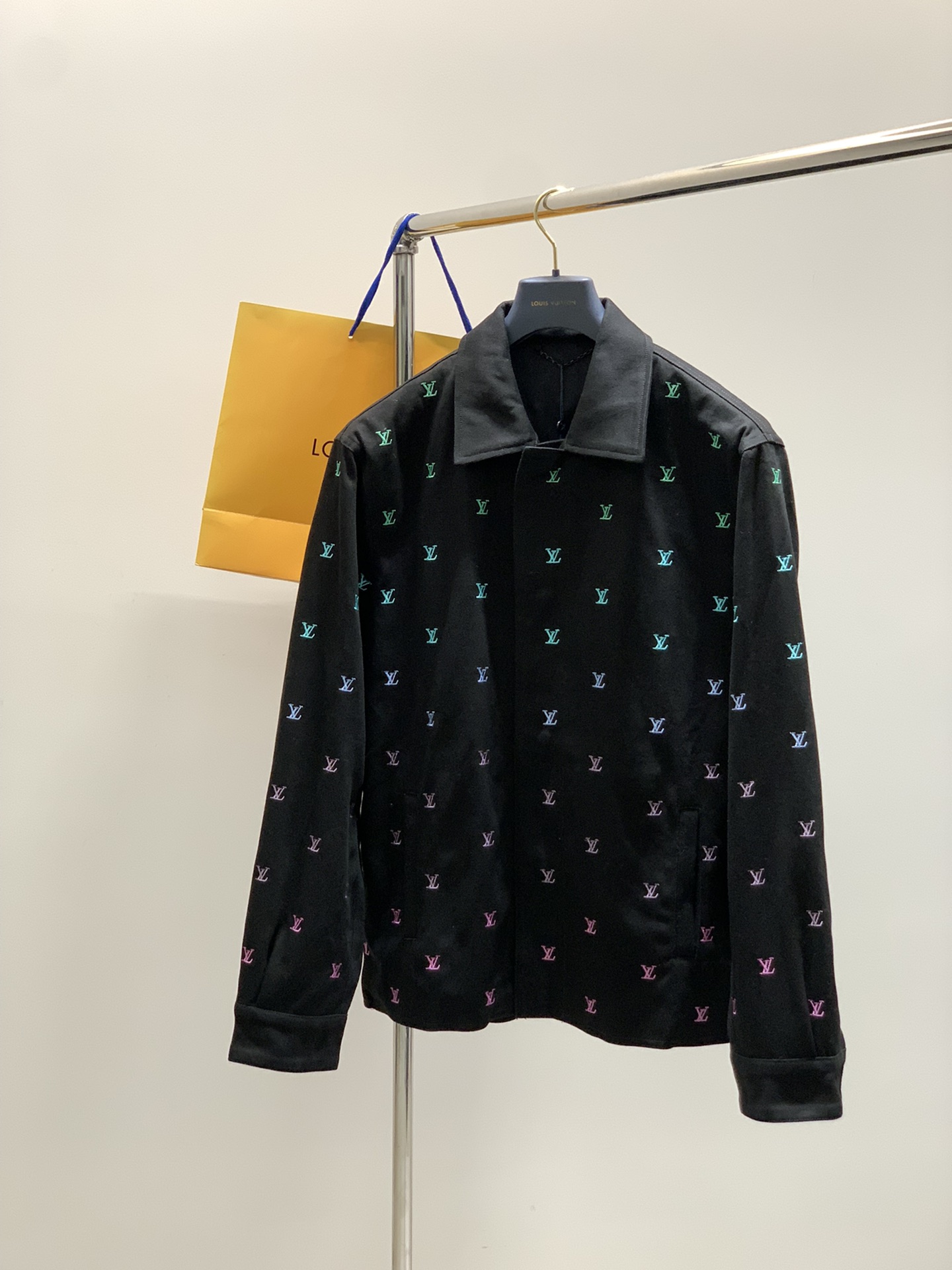 NO:506791,Clothes, pants, Louis Vuitton, the latest autumn style, available at the counter at the same time, original orders, fashionable casual suits, and very distinctive on the upper body!  Eye-catching and highlighted, imported original fabric, top-grade embroidery craft letter pattern decorative logo, original hardware and auxiliary decoration, simple but not lacking in fashion, classic and atmospheric, comfortable and breathable, handsome and stylish on the upper body, S-XL Size 46485052 Length 69707172 Bust 57596163 Shoulder width 50515253 // 29303132 Length 103104105106 Waist circumference 84889296 Hip circumference 99103107111 / /,,louis vuitton,louis vuitton,alexander wang19860909衣服,裤子,LouisVuitton 路易威登,秋季最新款,专柜同步有售,原单狠货,时尚休闲套装,上身很有特点！吸睛而有亮点,进口原版面料,顶级刺绣工艺字母图案装饰Logo,原版五金辅料装饰,简单而不失时尚,经典大气,舒适透气,上身帅气有型,码数S-XL 尺码46485052 衣长69707172 胸围57596163 肩宽50515253 // 29303132 裤长103104105106 腰围84889296 臀围99103107111 / /,,louis vuitton,louis vuitton,alexander wang,Men's clothing