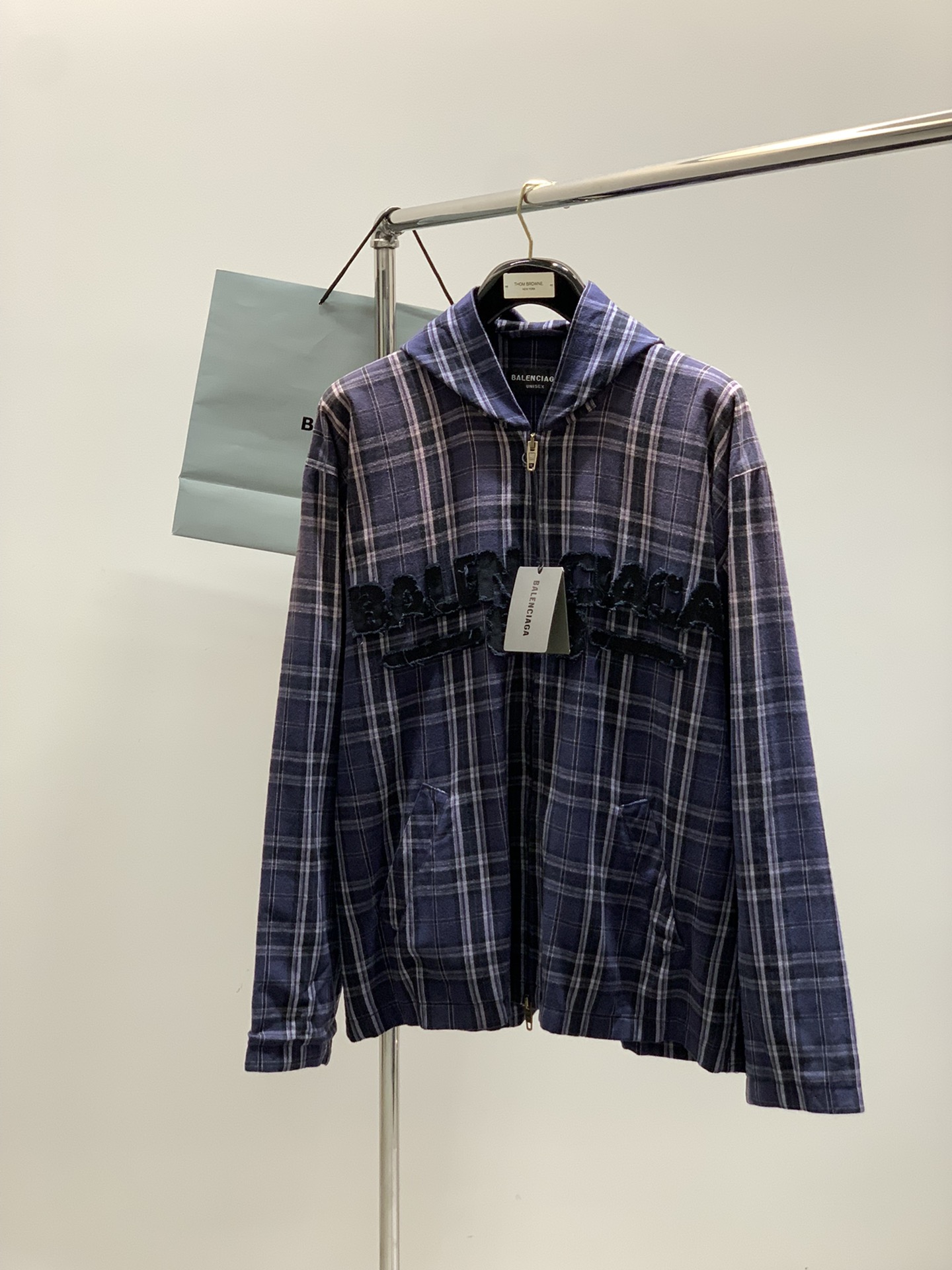 NO:506814,Clothes, pants, Balenciaga, the latest autumn style, the counter is available at the same time, original singles, popular fashion casual suits, imported original fabrics, unique design, top-grade embroidery craft letter pattern decoration logo, original hardware and auxiliary materials decoration, extremely high grade, handsome upper body, complete three standards, S-L size SML Clothes length 717273 Bust 636567 Shoulder width 585960/ SML Pants length 103104105 Waist 656973 Hips 136140144,,balenciaga,balenciaga,alexander wang19860909衣服,裤子,Balenciaga 巴黎世家,秋季最新款,专柜同步有售,原单狠货,爆款时尚休闲套装,进口原版面料,独特设计,顶级刺绣工艺字母图案装饰logo,原版五金辅料装饰,档次极高 ,上身帅气,三标齐全,码数S-L 尺码SML 衣长717273 胸围636567 肩宽585960/ SML 裤长103104105 腰围656973 臀围136140144,,balenciaga,balenciaga,alexander wang,Men's clothing