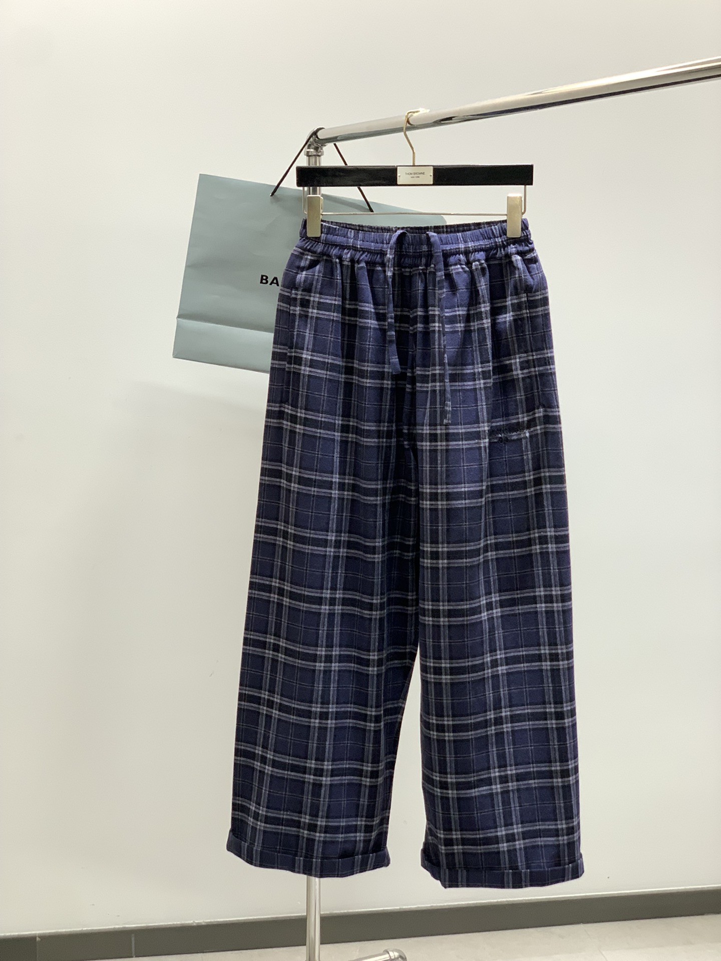 NO:506819,Clothes, pants, Balenciaga Balenciaga, the latest autumn style, the counter is available at the same time, original single goods, popular fashion casual suit, imported original fabric, unique design, top-grade embroidery craft letter pattern decoration logo, original hardware and auxiliary materials decoration, extremely high grade, handsome upper body, complete three standards, S-XL Clothes, pants, Balenciaga Balenciaga, the latest autumn style, the counter is available at the same time, original single goods, popular fashion casual suit, imported original fabric, unique design, top-grade embroidery craft letter pattern decoration logo, original hardware and auxiliary materials decoration, extremely high grade, handsome upper body, complete three standards, S-L size SML Clothes 717273 Bust 636567 Shoulder width 585960/ SML  Pants length 103104105 Waist circumference 656973 Hips circumference 136140144,,balenciaga,balenciaga,alexander wang19860909衣服,裤子,Balenciaga 巴黎世家,秋季最新款,专柜同步有售,原单狠货,爆款时尚休闲套装,进口原版面料,独特设计,顶级刺绣工艺字母图案装饰logo,原版五金辅料装饰,档次极高 ,上身帅气,三标齐全,码数S-XL 衣服,裤子,Balenciaga 巴黎世家,秋季最新款,专柜同步有售,原单狠货,爆款时尚休闲套装,进口原版面料,独特设计,顶级刺绣工艺字母图案装饰logo,原版五金辅料装饰,档次极高 ,上身帅气,三标齐全,码数S-L 尺码SML 衣长717273 胸围636567 肩宽585960/ SML 裤长103104105 腰围656973 臀围136140144,,balenciaga,balenciaga,alexander wang,Men's clothing