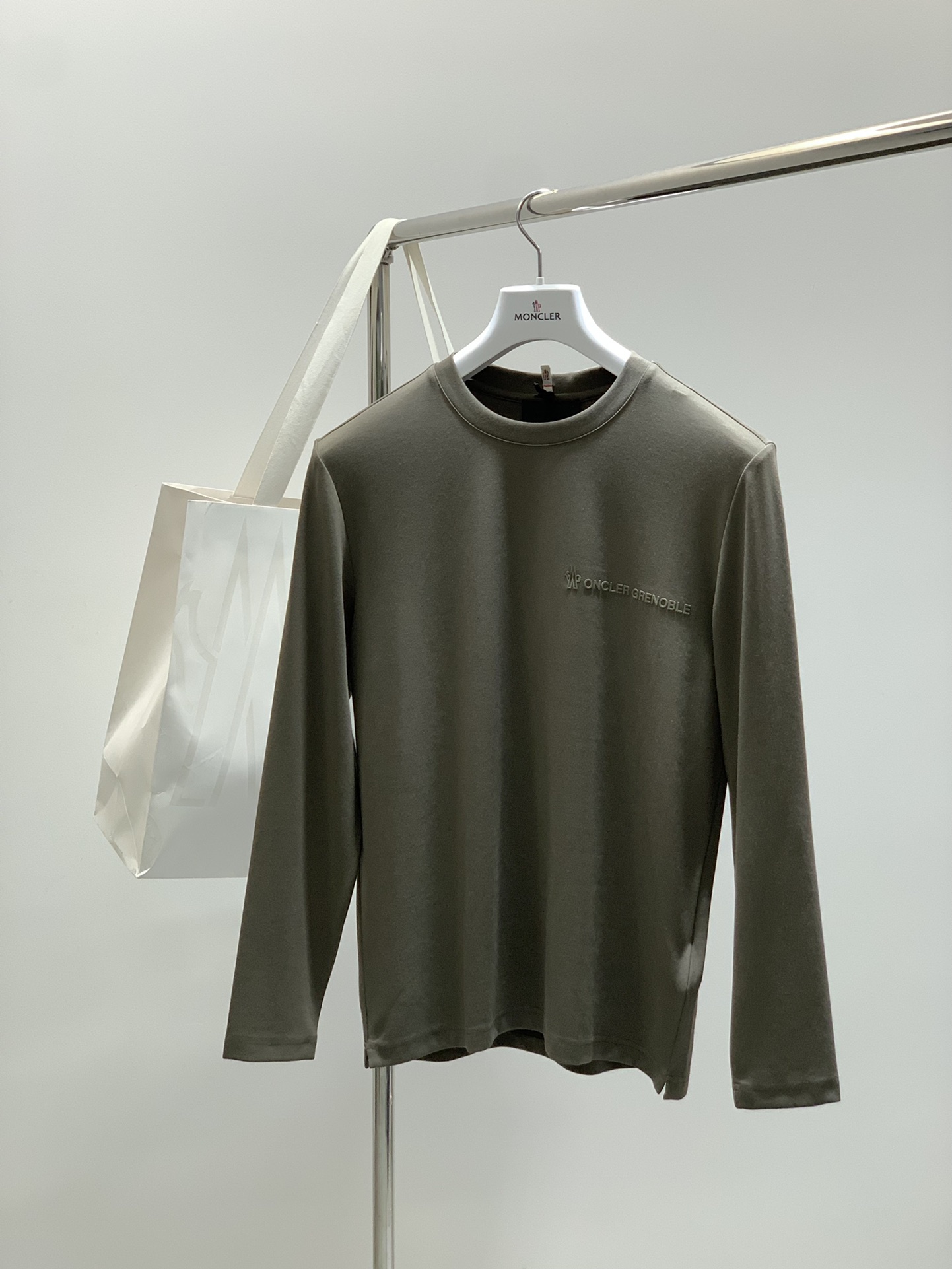 NO:506830,,Moncler cover, the latest autumn product, available at the counter at the same time, original single ruthless goods, fashionable and casual round neck long-sleeved T-shirt, comfortable upper body!  Eye-catching and highlighted, using imported original fabric, top-grade printed craft letter pattern logo, simple but not lacking in fashion, fashionable and handsome on the upper body, 4 colors recommended, code number M-3XL, Moncler, tees, t-shirt, alexander wang19860909,Moncler 蒙口,秋季最新品,专柜同步有售,原单狠货,时尚休闲圆领长袖T恤,上身舒适！吸睛而有亮点,采用进口原版面料,顶级印花工艺字母图案logo,简单而不失时尚,上身时尚帅气,4色推荐,码数M-3XL,,Moncler,tees，t-shirt,alexander wang,Men's clothing