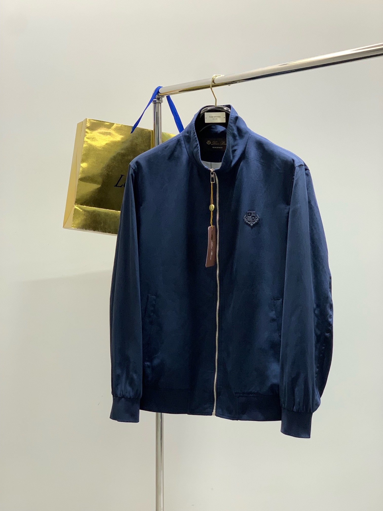 NO:506796,,LP (Loro Piana), the latest autumn product, available at the same time for counters, original single product, fashionable casual jacket, imported original fabric, top-grade offset printing craft letter pattern decoration logo, original hardware and auxiliary materials decoration, extremely high-end, comfortable and versatile, and full of handsome upper body!  2 colors recommendation, code number M-3XL, loro piana, loro piana, jackets & coats, jackets & coats, alexander wang19860909,LP(Loro Piana ),秋季最新品,专柜同步有售,原单狠货,时尚休闲夹克外套,采用进口原版面料,顶级印胶印花工艺字母图案装饰logo,原版五金辅料装饰,档次极高,舒适百搭,上身帅气十足！2色推荐,码数M-3XL,,loro piana,loro piana,jackets & coats,jackets & coats,alexander wang,Men's clothing