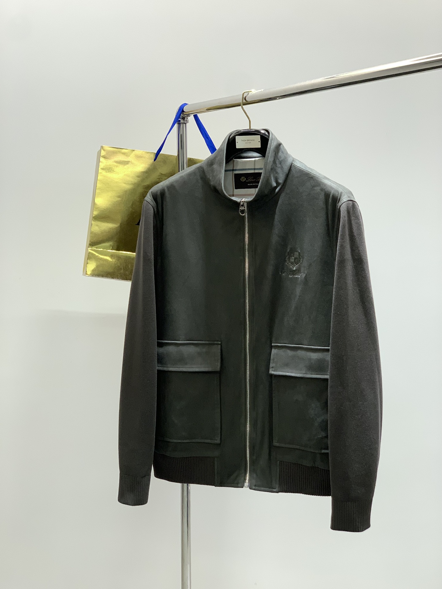 NO:506804,,LP (Loro Piana), the latest autumn product, available at the same time for counters, original single product, fashionable casual jacket, imported original fabric, top-grade embroidery printing craft letter pattern decoration logo, original hardware and accessories decoration, extremely high grade, comfortable and versatile, and full of handsome upper body!  2 colors recommendation, code number M-3XL, loro piana, loro piana, jackets & coats, jackets & coats, alexander wang19860909,LP(Loro Piana ),秋季最新品,专柜同步有售,原单狠货,时尚休闲夹克外套,采用进口原版面料,顶级刺绣印花工艺字母图案装饰logo,原版五金辅料装饰,档次极高,舒适百搭,上身帅气十足！2色推荐,码数M-3XL,,loro piana,loro piana,jackets & coats,jackets & coats,alexander wang,Men's clothing