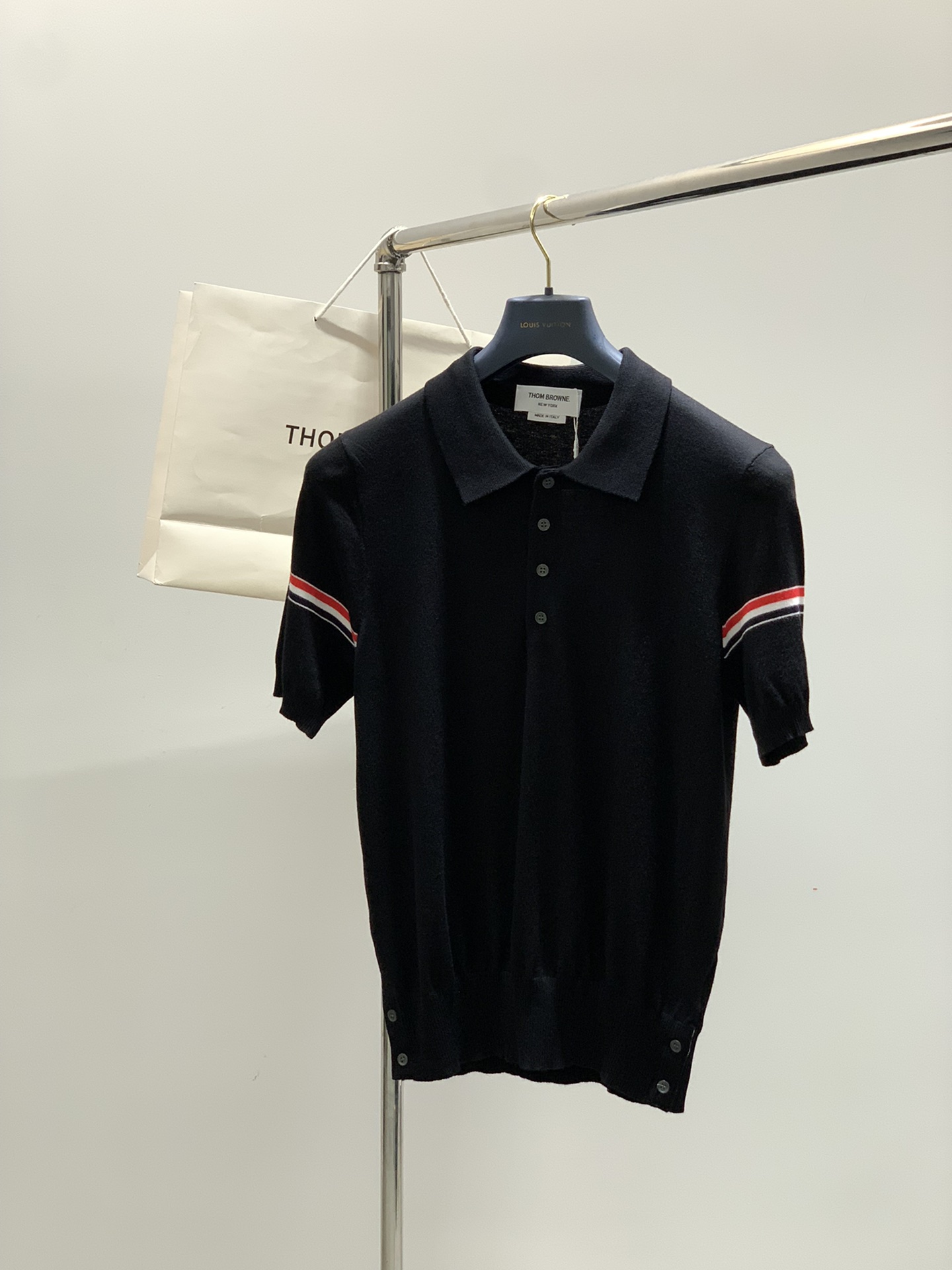 NO:506809,,Thom Browne Tom Brown, the latest summer products, fashionable and casual lapel knitted short-sleeved T-shirt, available at the counter, original single product, imported original fabric, excellent comfort, top-grade printing craft letter pattern logo, extremely high grade, calm and versatile, handsome and stylish on the upper body, 4 colors recommended, 0-4 codes, thom browne, T-shirt,tees, t-shirt,alexander wang19860909,Thom Browne 汤姆·布朗 ,夏季最新品,时尚休闲翻领针织短袖T恤,专柜同步有售,原单狠货,采用进口原版面料,舒适度极佳,顶级印花工艺字母图案logo,档次极高,从容百搭,上身帅气有型,4色推荐,码数0-4码,,thom browne,T-shirt,tees，t-shirt,alexander wang,Men's clothing