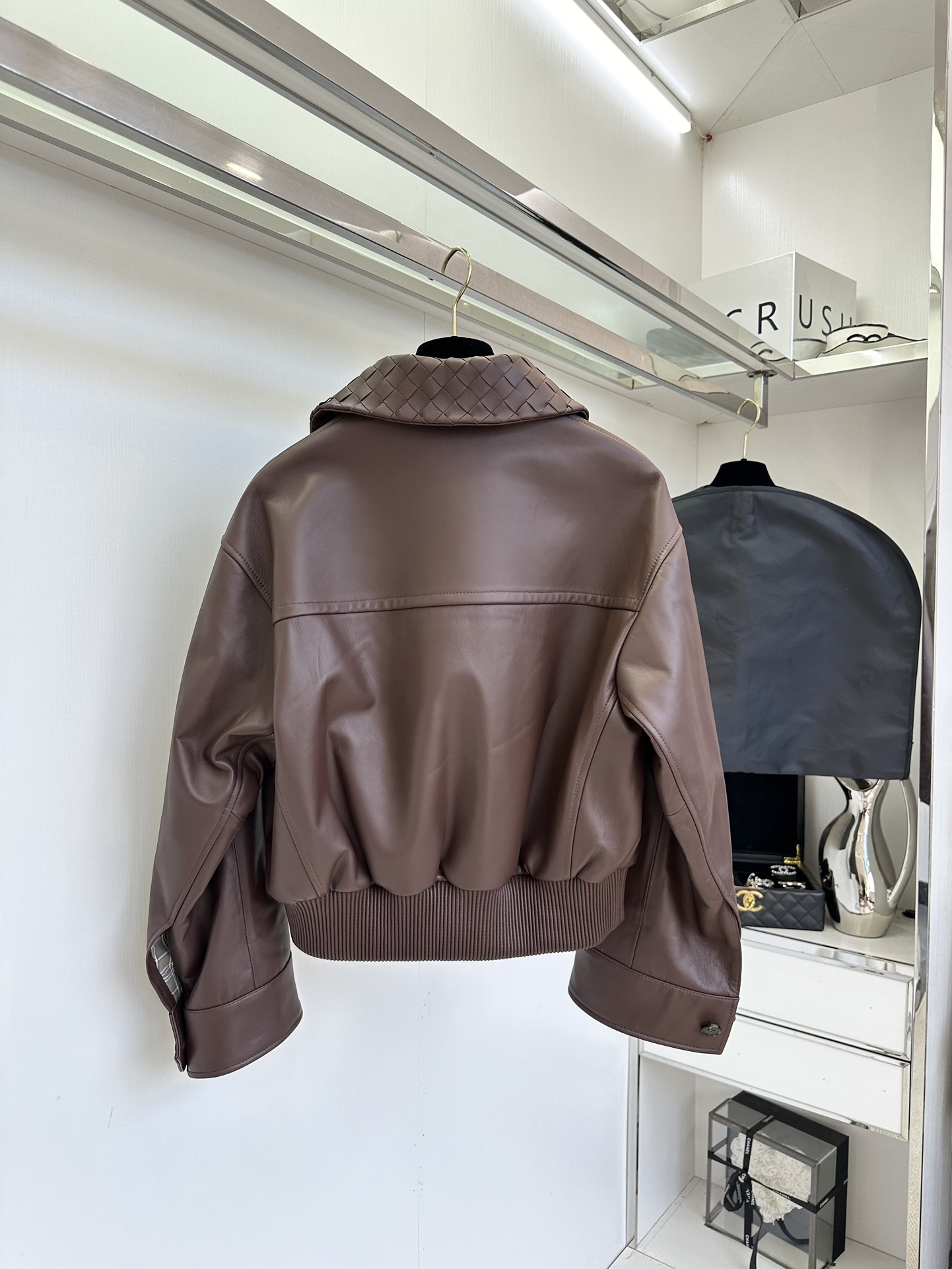 “Timeless Leather Jacket: P2520 Fashion Poem for Women” - 图片 2