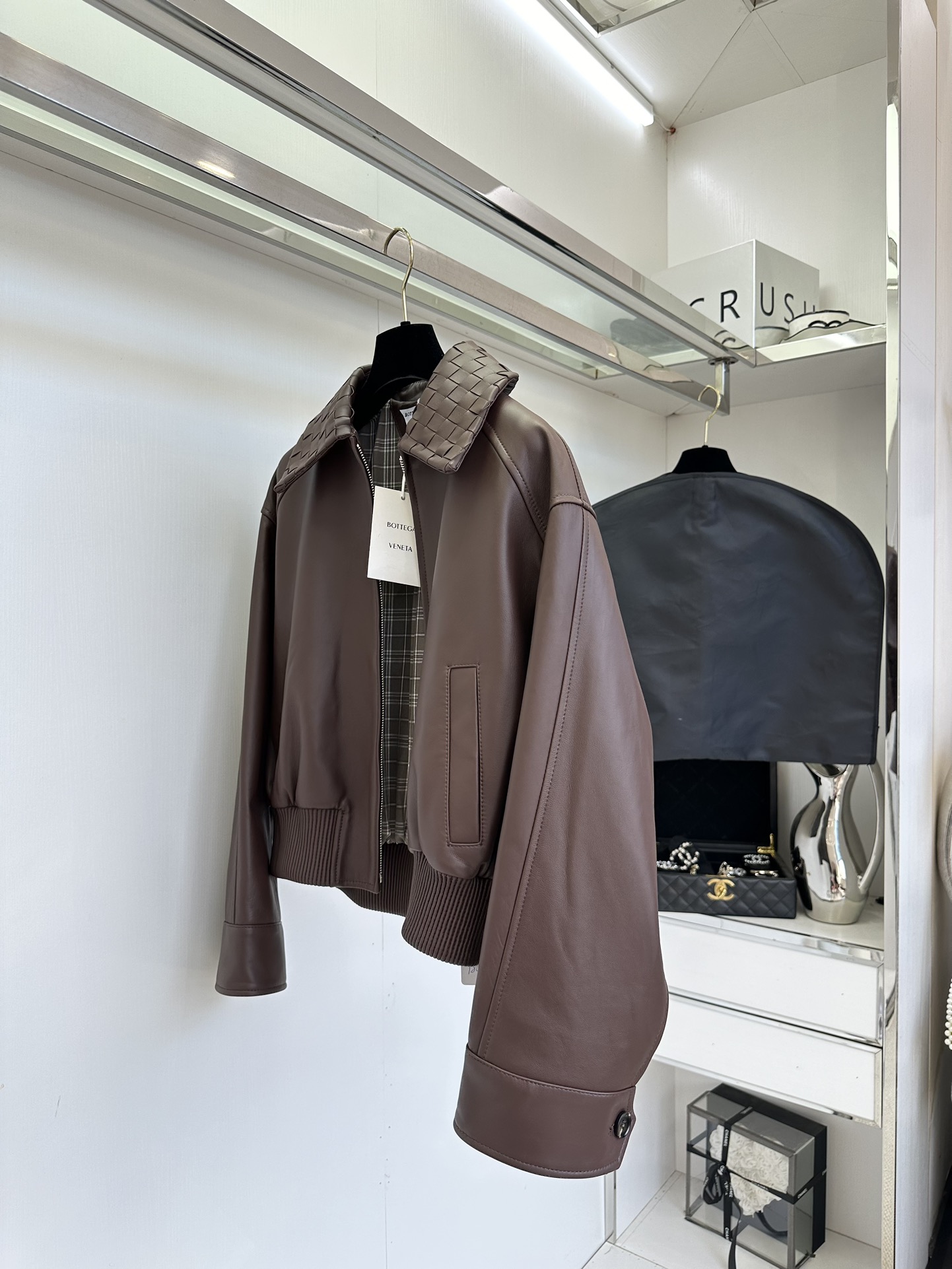 “Timeless Leather Jacket: P2520 Fashion Poem for Women” - 图片 3