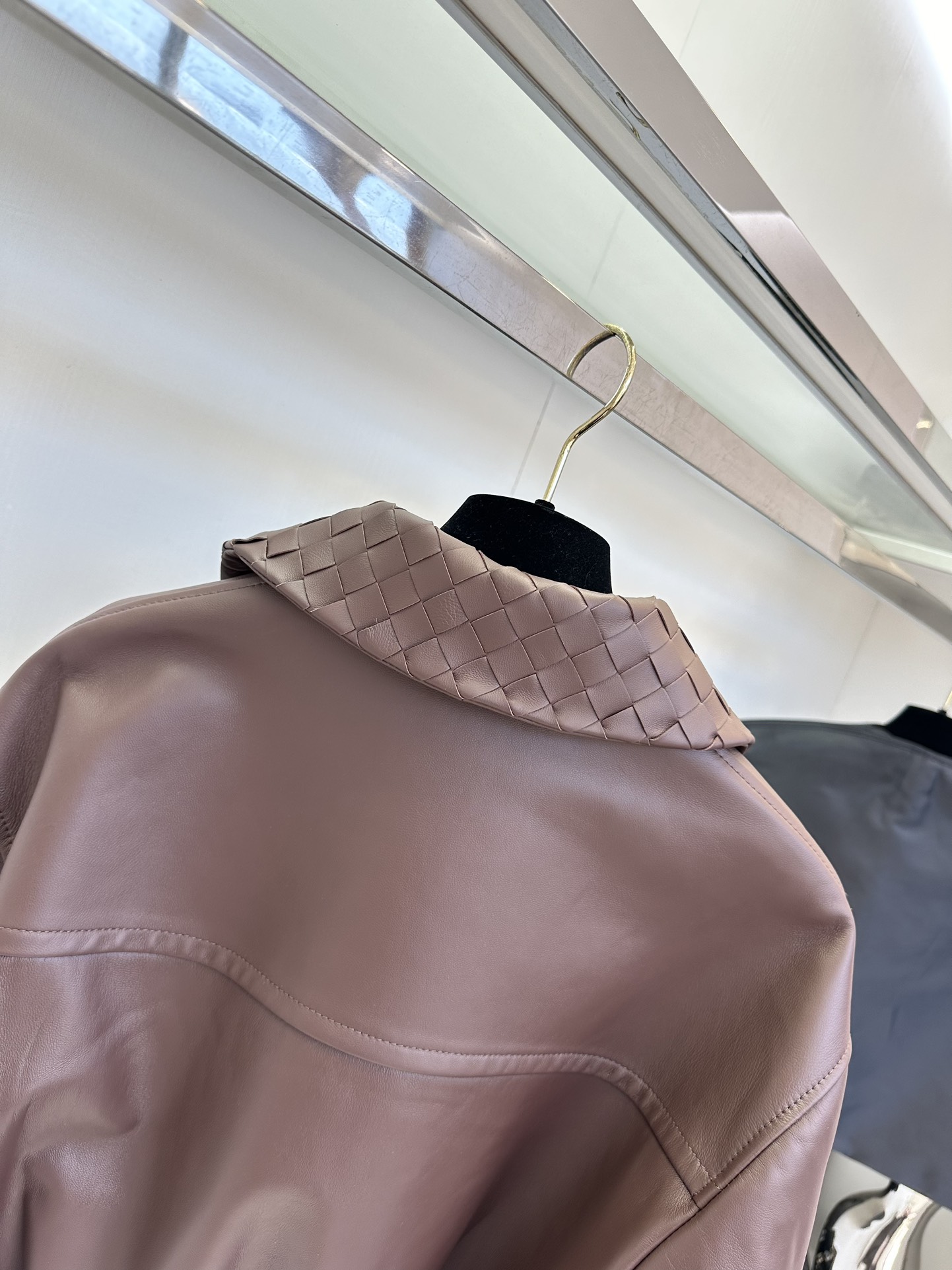 “Timeless Leather Jacket: P2520 Fashion Poem for Women” - 图片 6