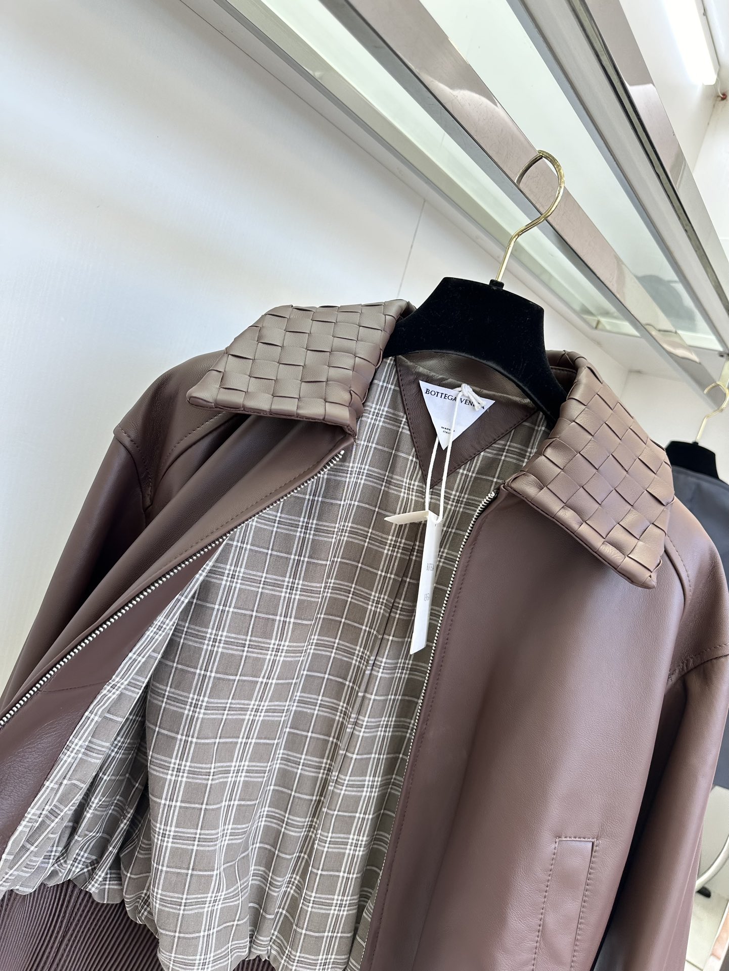 “Timeless Leather Jacket: P2520 Fashion Poem for Women” - 图片 4